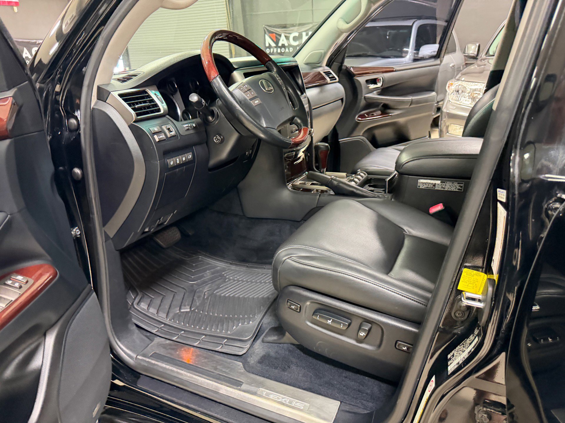 Used 2013 Lexus LX 570 4WD w/ Luxury Pkg w/Pre-crash image 23