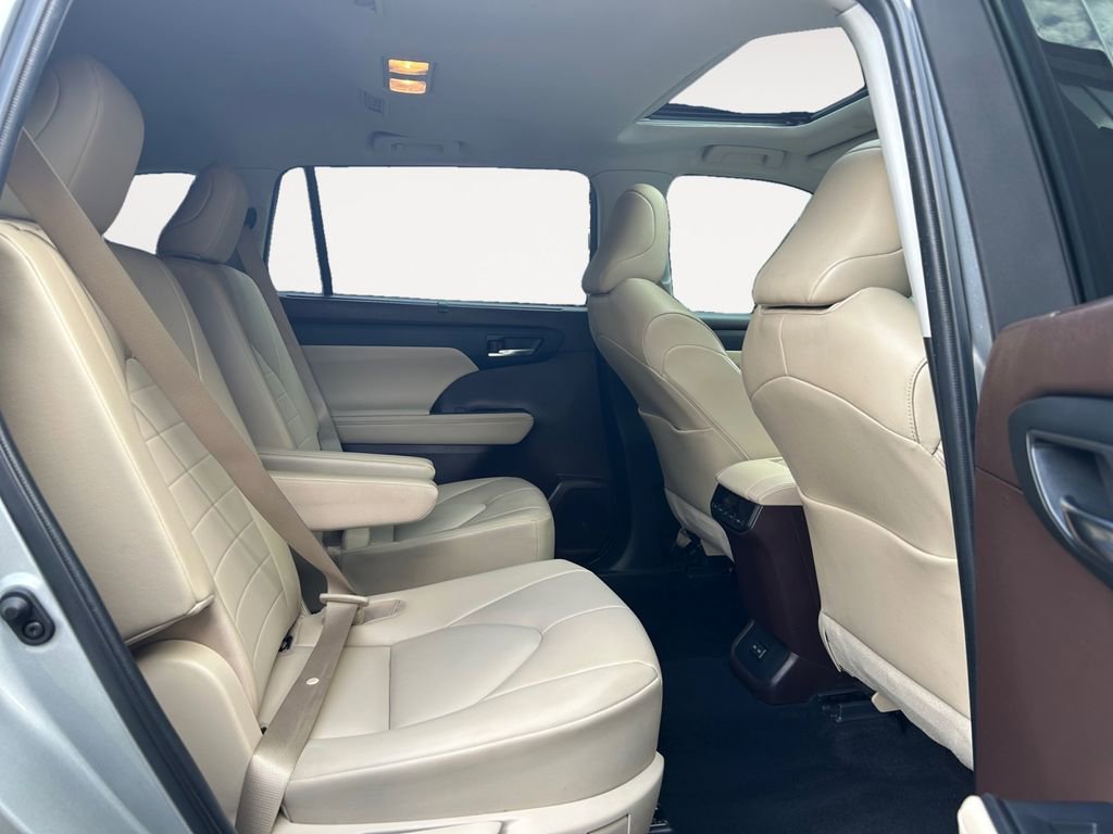 Used 2022 Toyota Highlander XLE AWD/4WD image 24