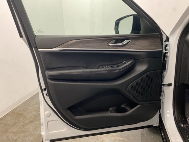 Used 2026 Jeep Grand Cherokee Laredo AWD/4WD image 21