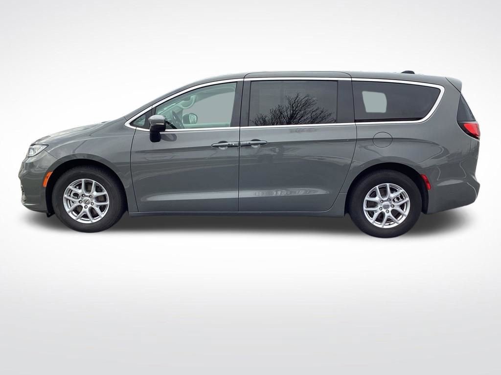 Used 2023 Chrysler Pacifica Touring-L image 6