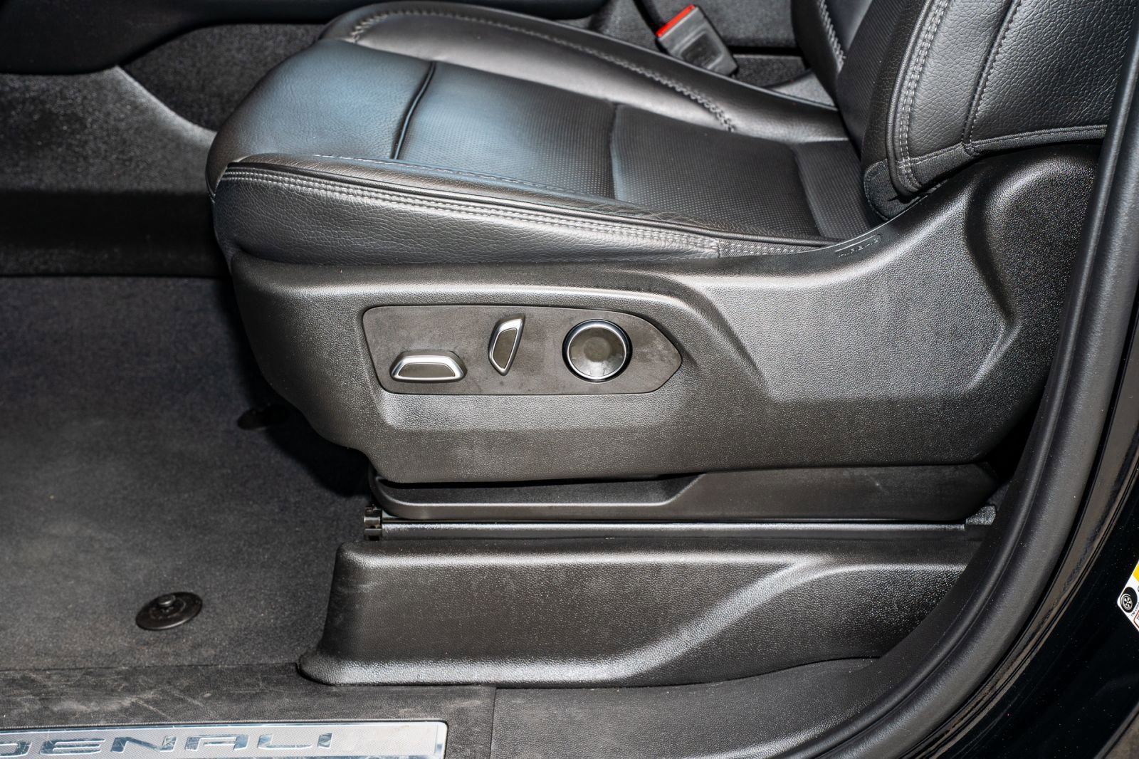 Used 2024 GMC Yukon XL Denali image 31