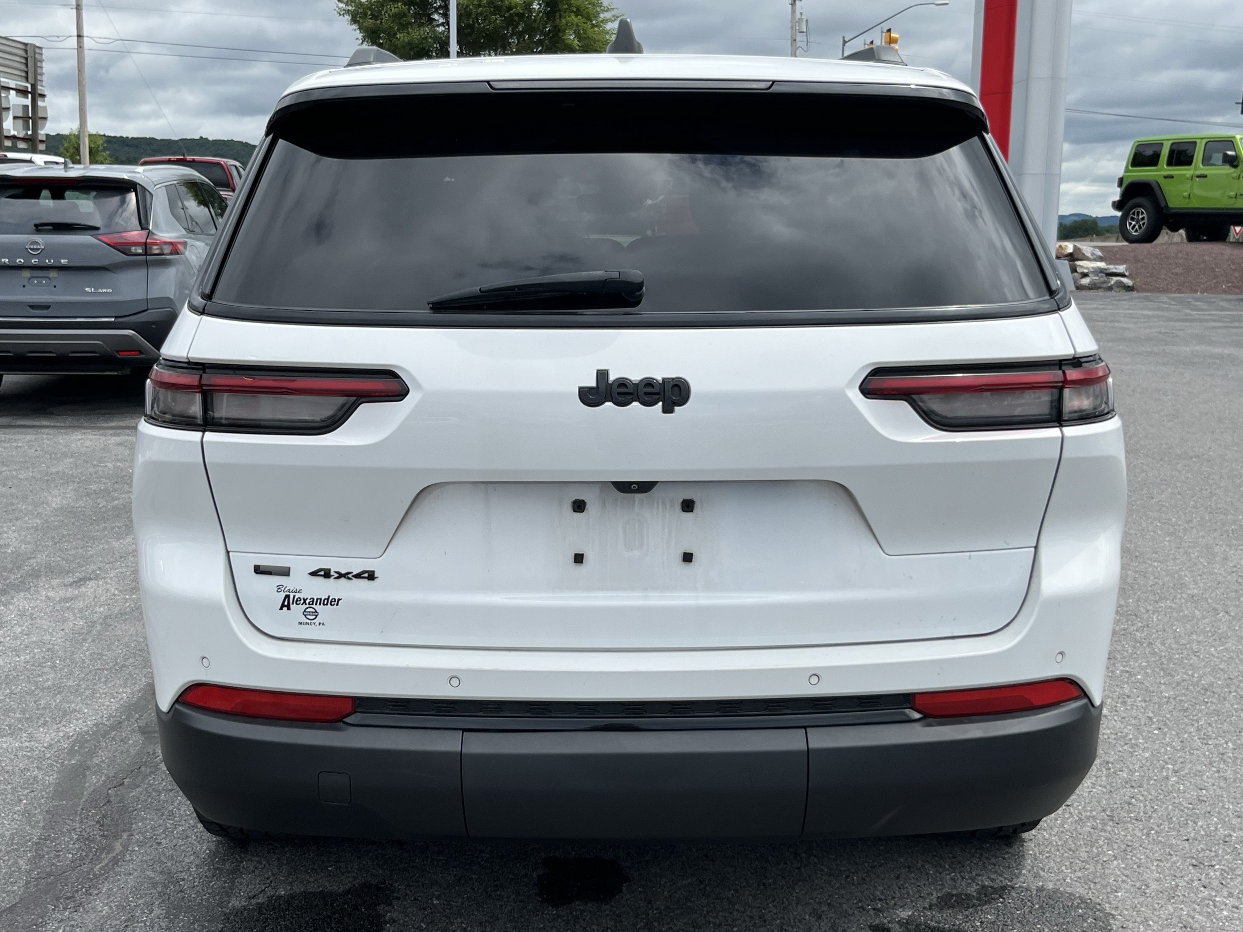 Used 2022 Jeep Grand Cherokee L Laredo AWD/4WD image 2