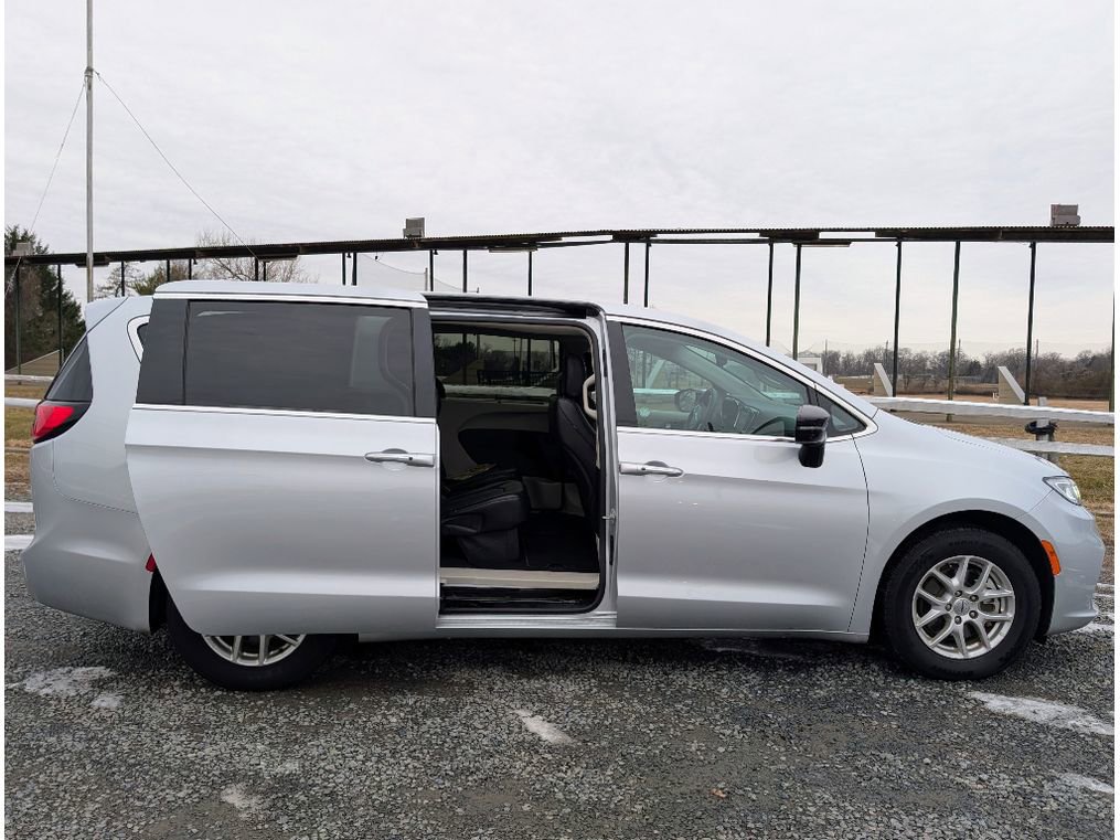 Used 2024 Chrysler Pacifica Touring-L image 11