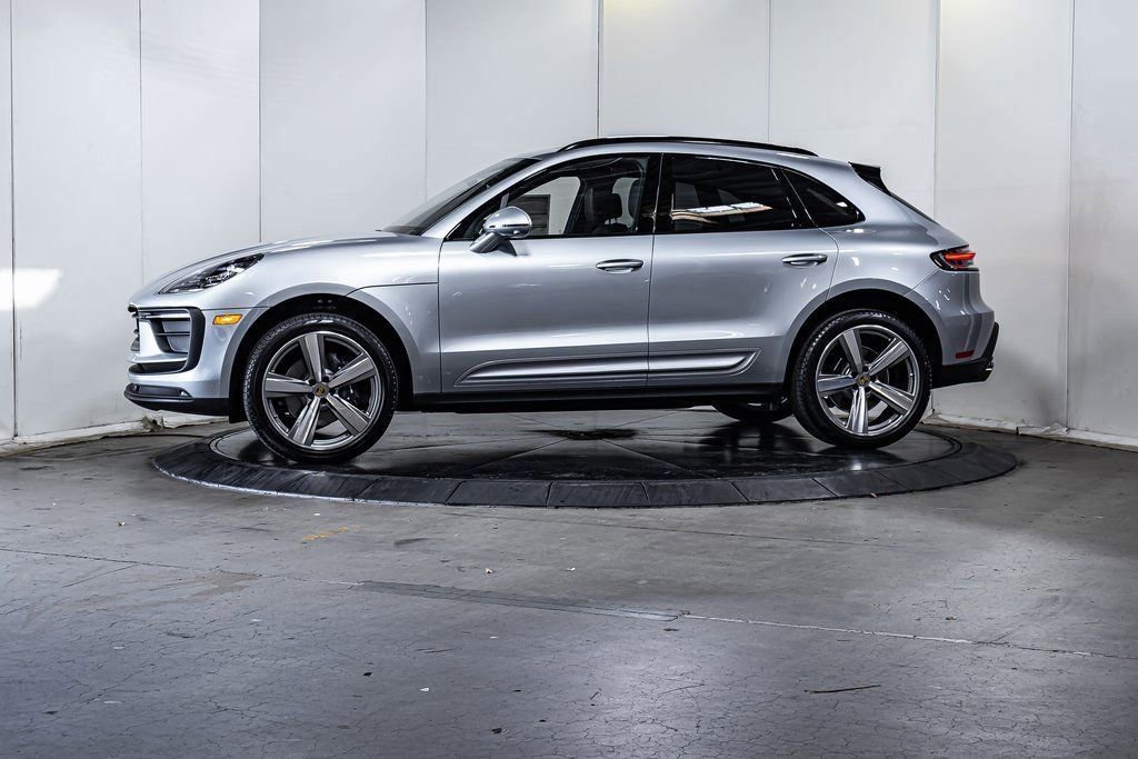 Certified 2025 Porsche Macan image 2