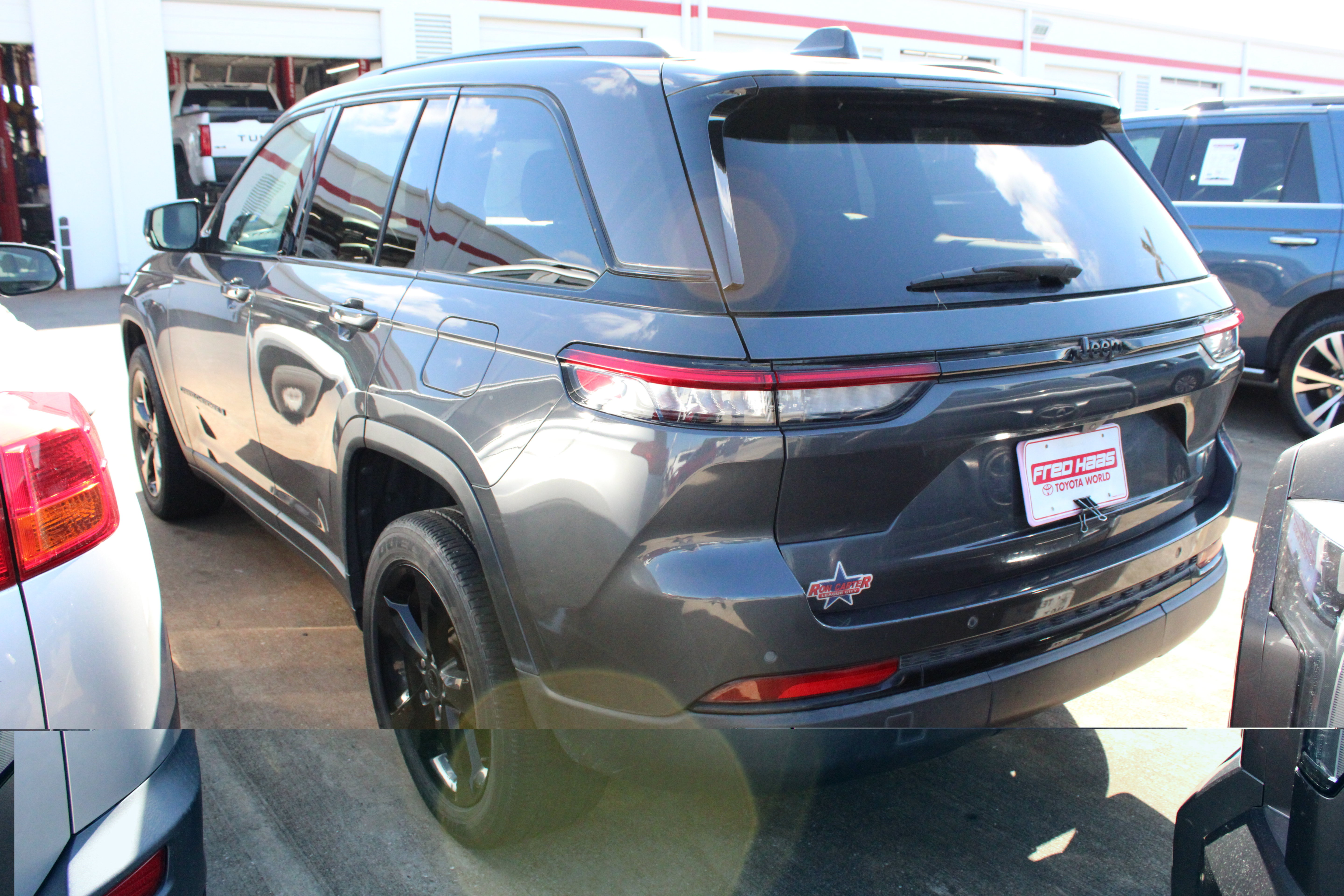 Used 2022 Jeep Grand Cherokee Altitude RWD image 7