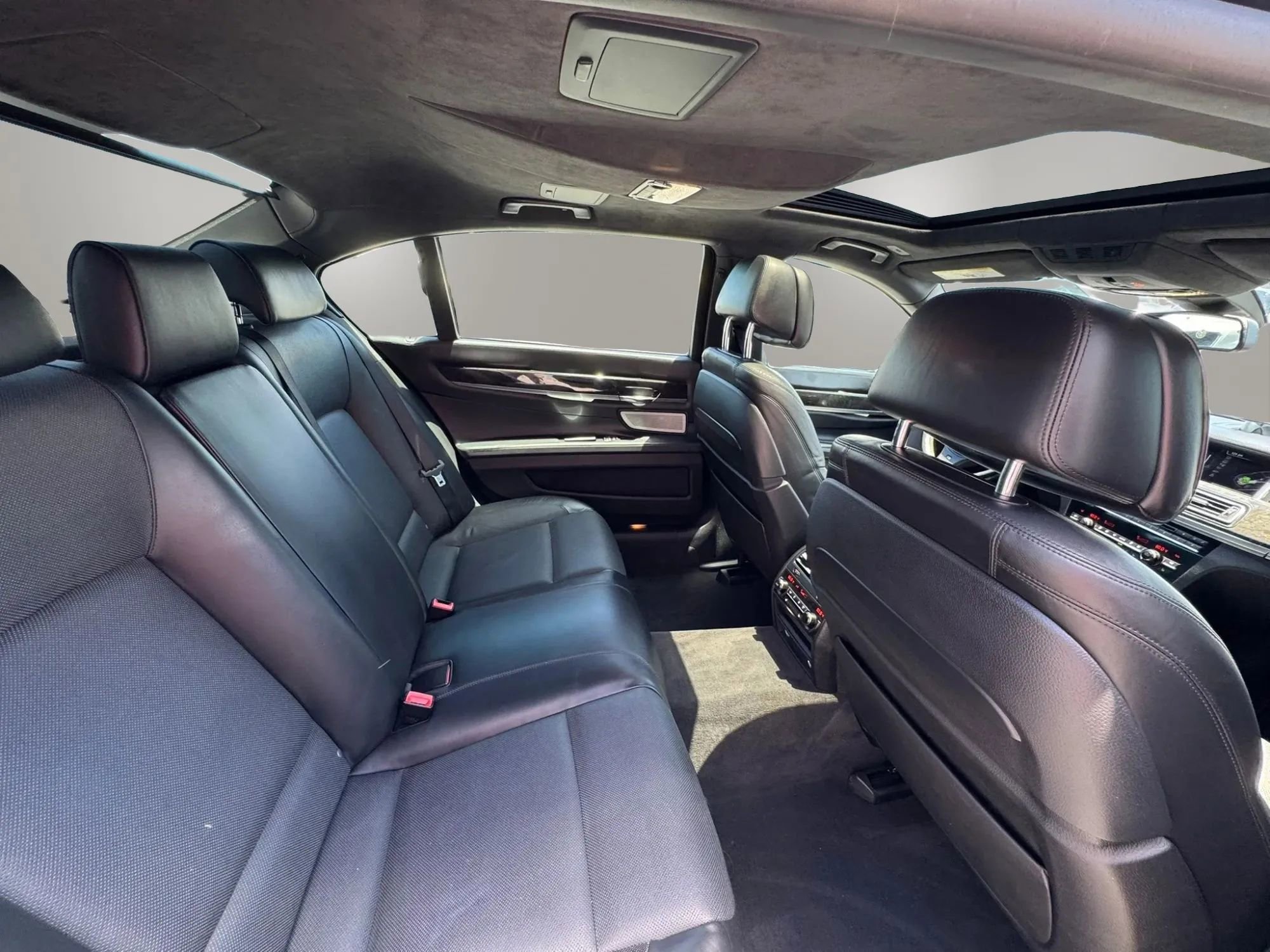 Used 2015 BMW 750Li xDrive AWD/4WD image 17