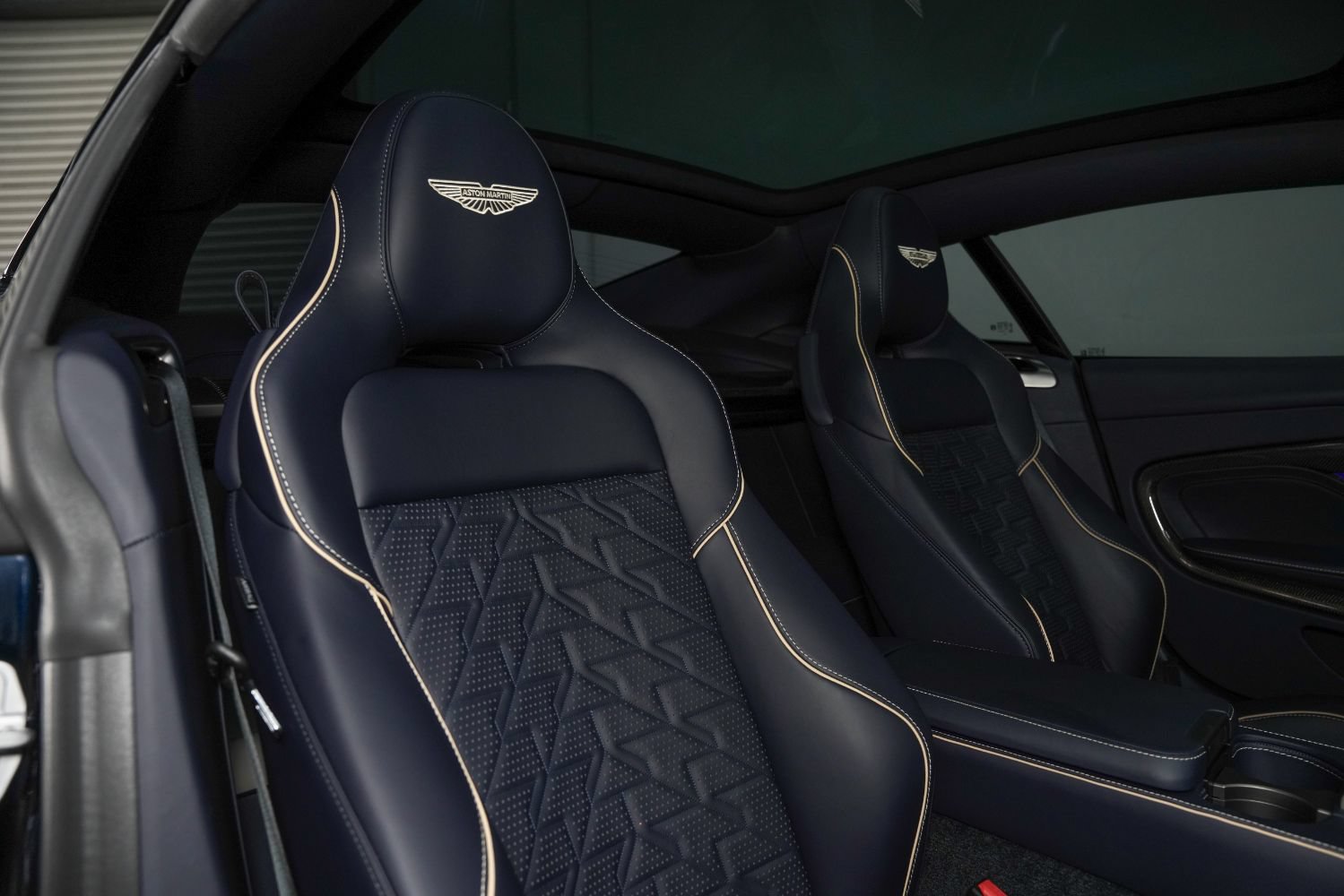 Used 2025 Aston Martin Vanquish RWD image 32