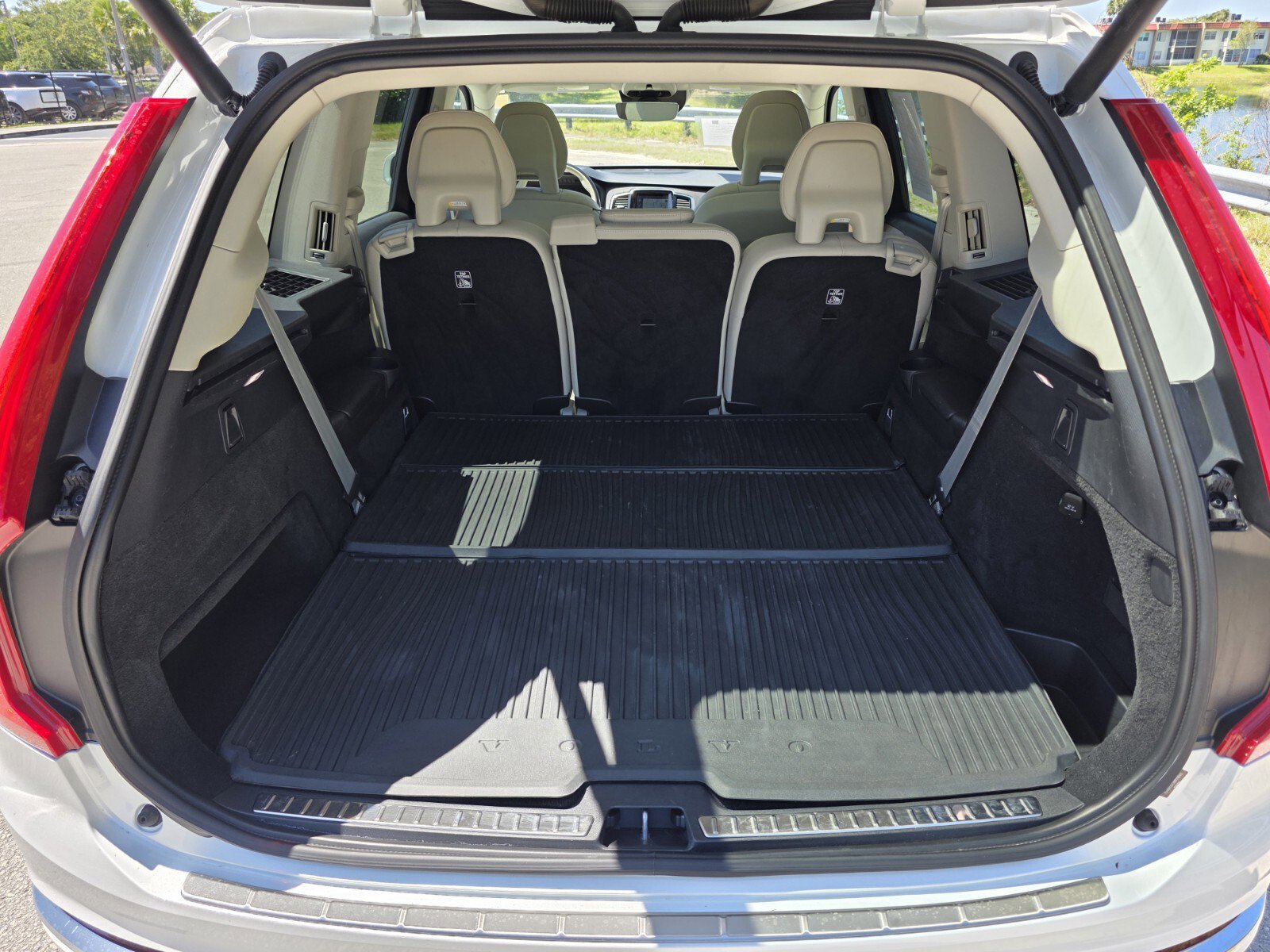 Used 2022 Volvo XC90 T8 Inscription Expression w/ Advanced Package AWD/4WD image 17