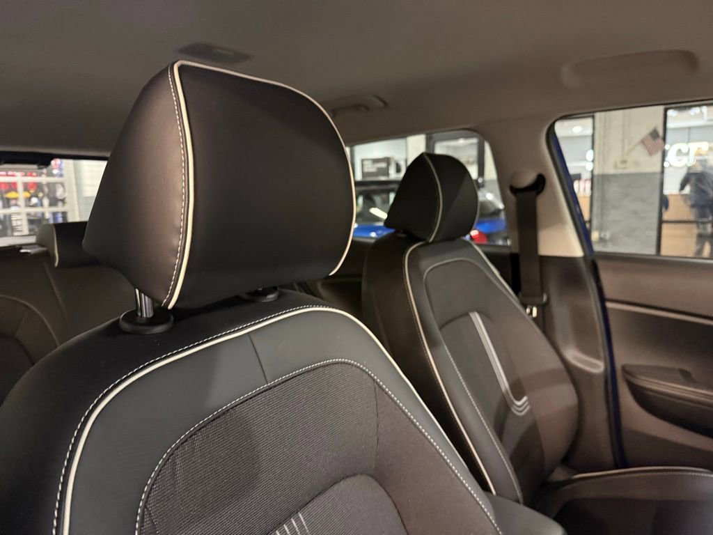 Used 2024 Hyundai Venue Limited image 35