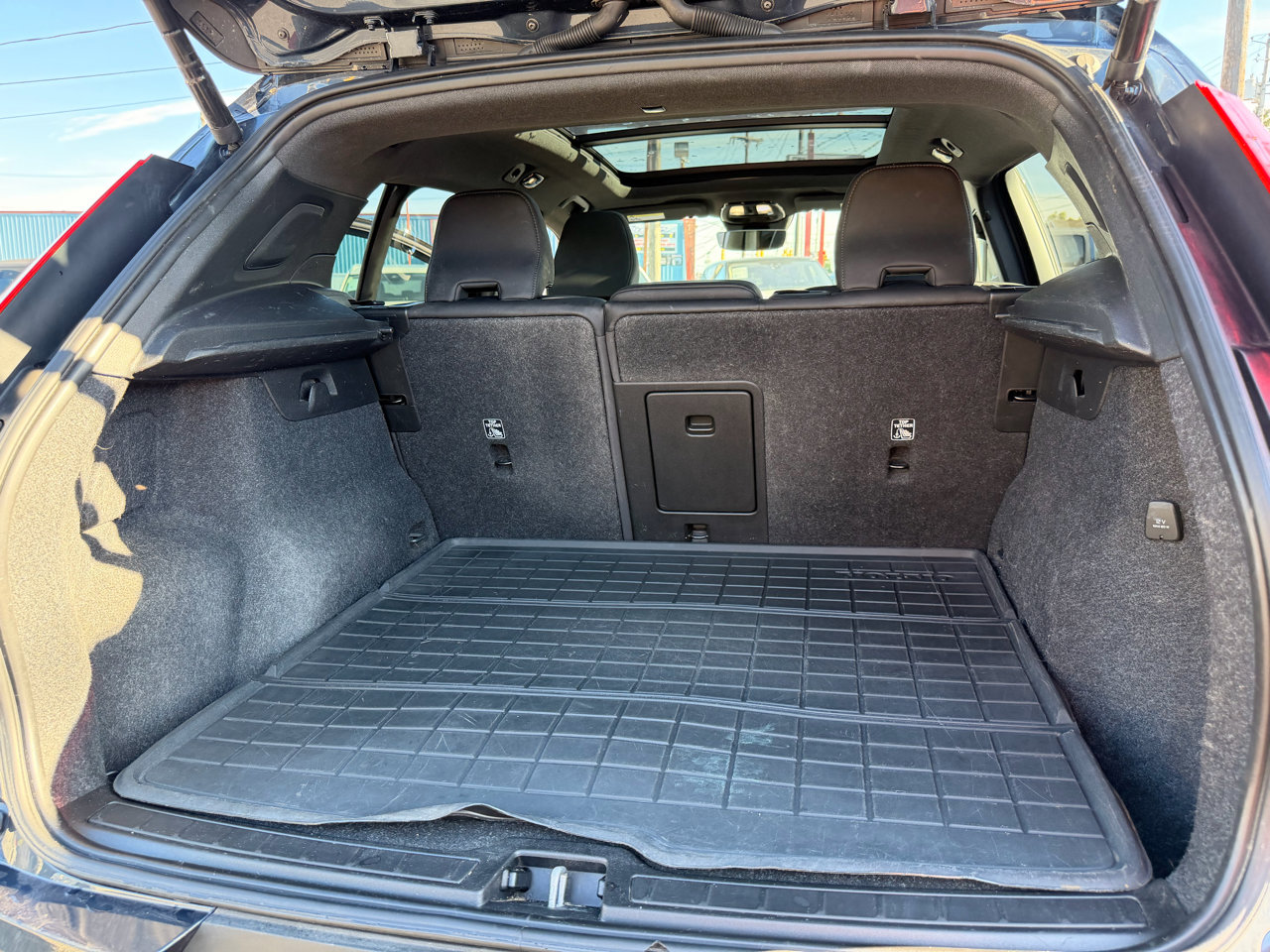 Used 2022 Volvo XC40 P8 Recharge Plus image 20