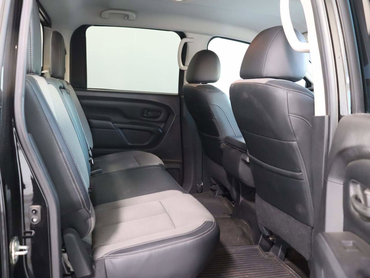 Used 2018 Nissan Titan S image 17