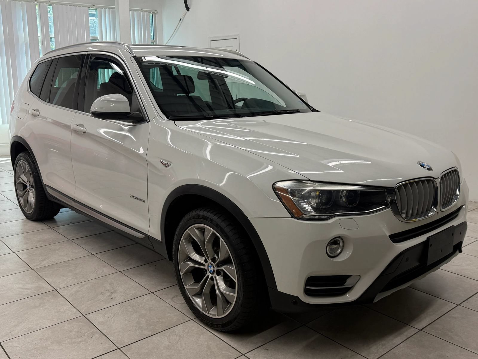 Used 2017 BMW X3 xDrive28i AWD/4WD image 1