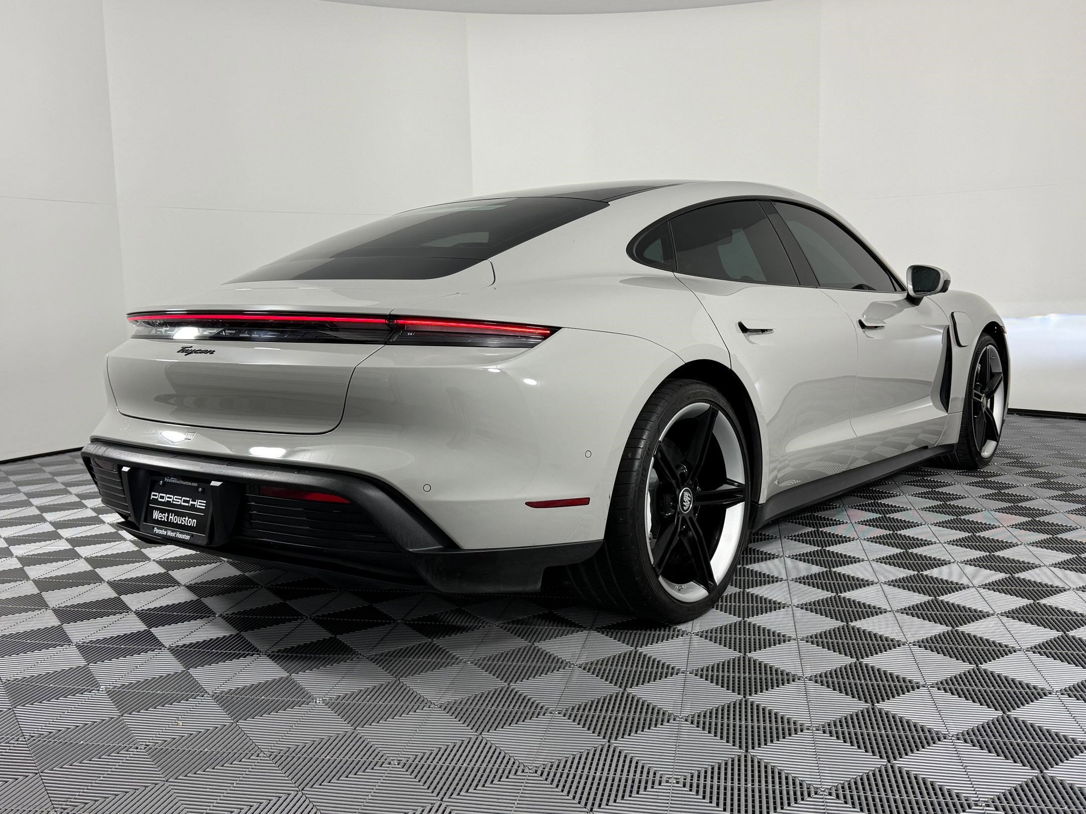 Used 2022 Porsche Taycan image 9