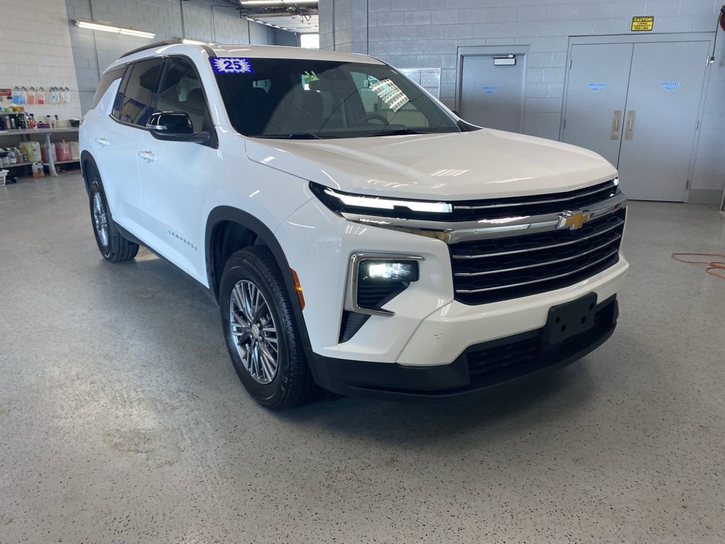Used 2025 Chevrolet Traverse LT image 1