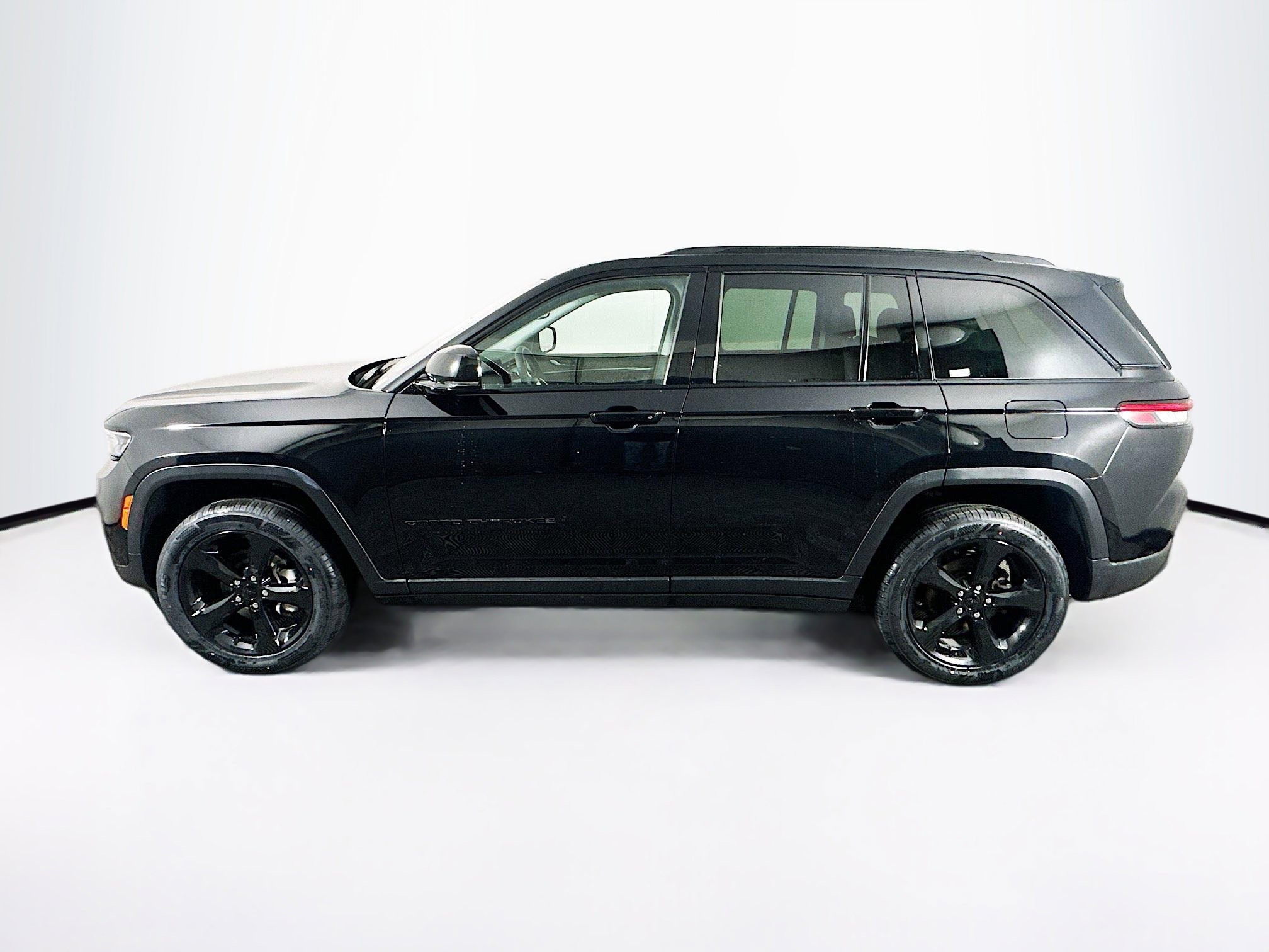 Used 2023 Jeep Grand Cherokee Limited w/ Black Appearance Package image 4