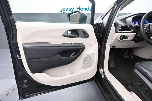 Used 2023 Chrysler Pacifica Touring-L FWD image 17