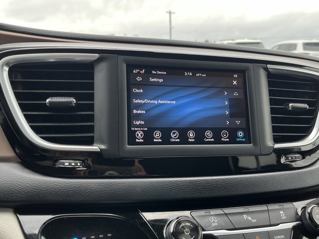 Used 2018 Chrysler Pacifica Touring-L image 51