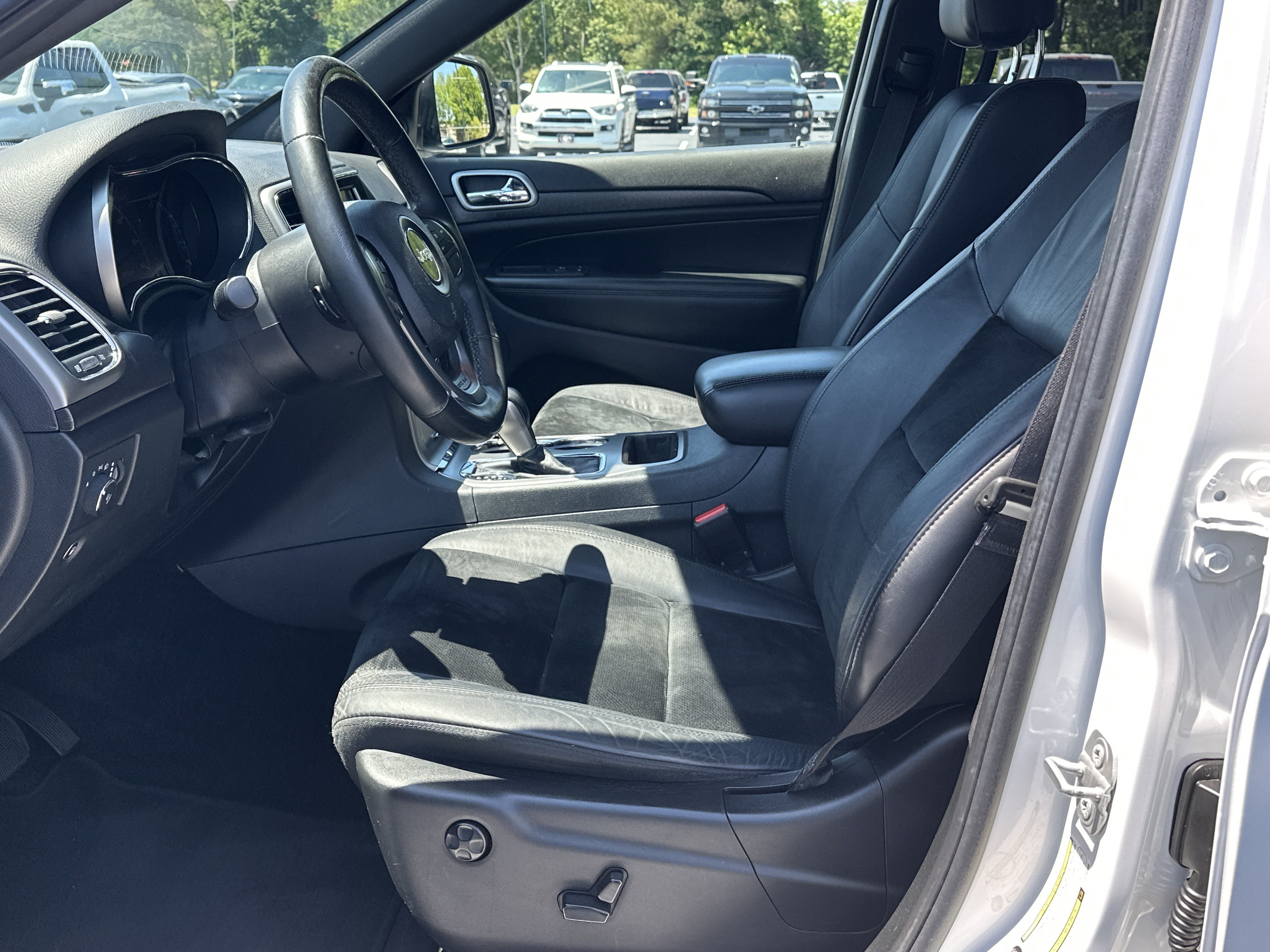 Used 2018 Jeep Grand Cherokee Altitude RWD image 9