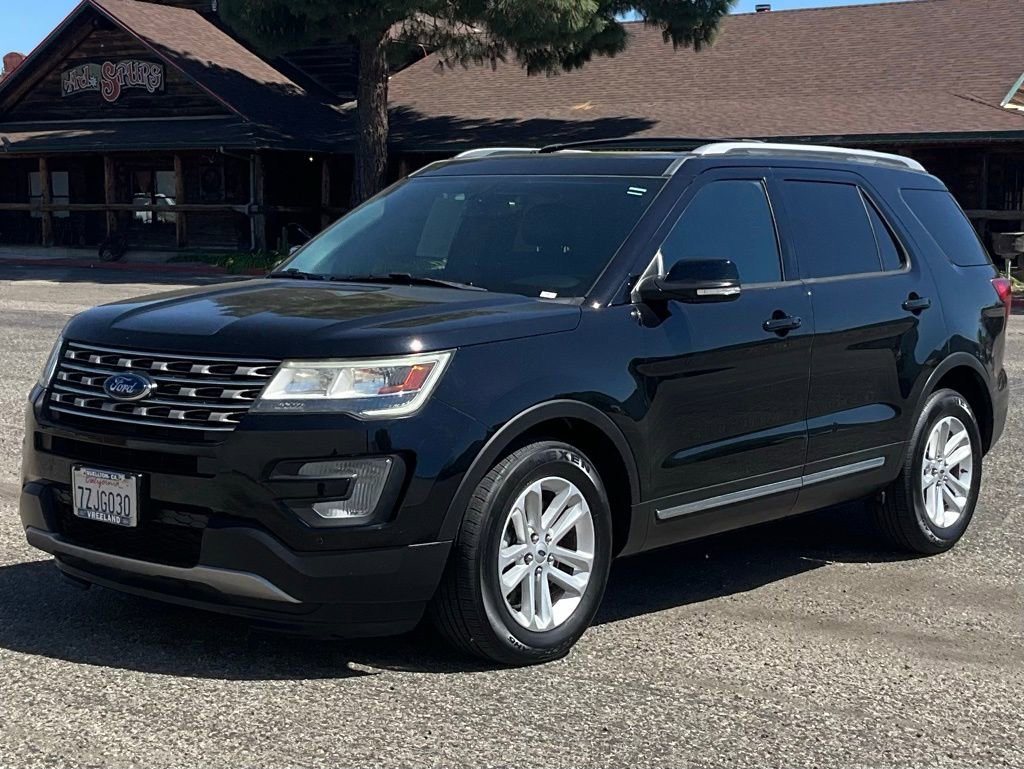 Used 2017 Ford Explorer XLT w/ Equipment Group 202A image 2