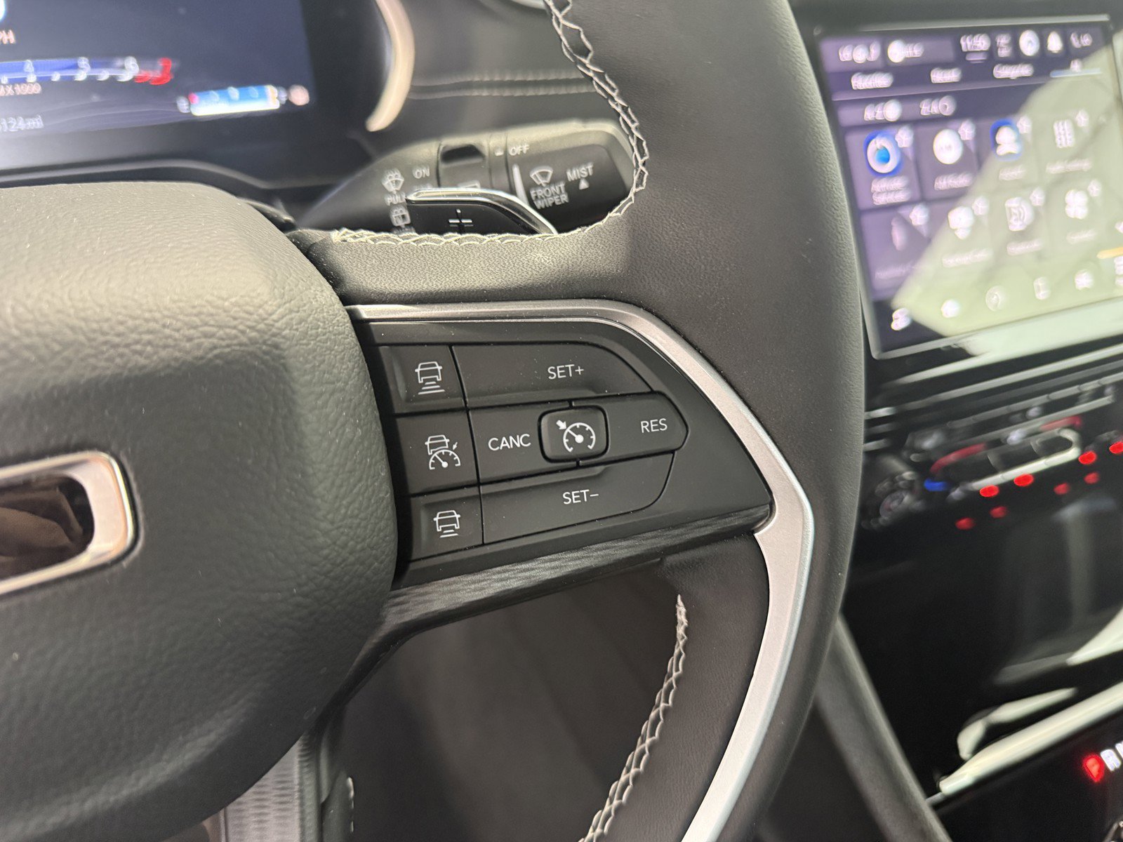 Used 2025 Jeep Grand Cherokee Laredo X w/ Luxury Tech Group I AWD/4WD image 19