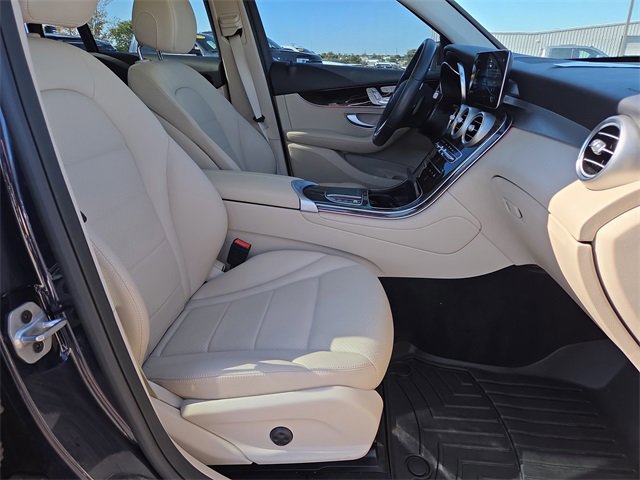 Used 2022 Mercedes-Benz GLC 300 SUV image 16