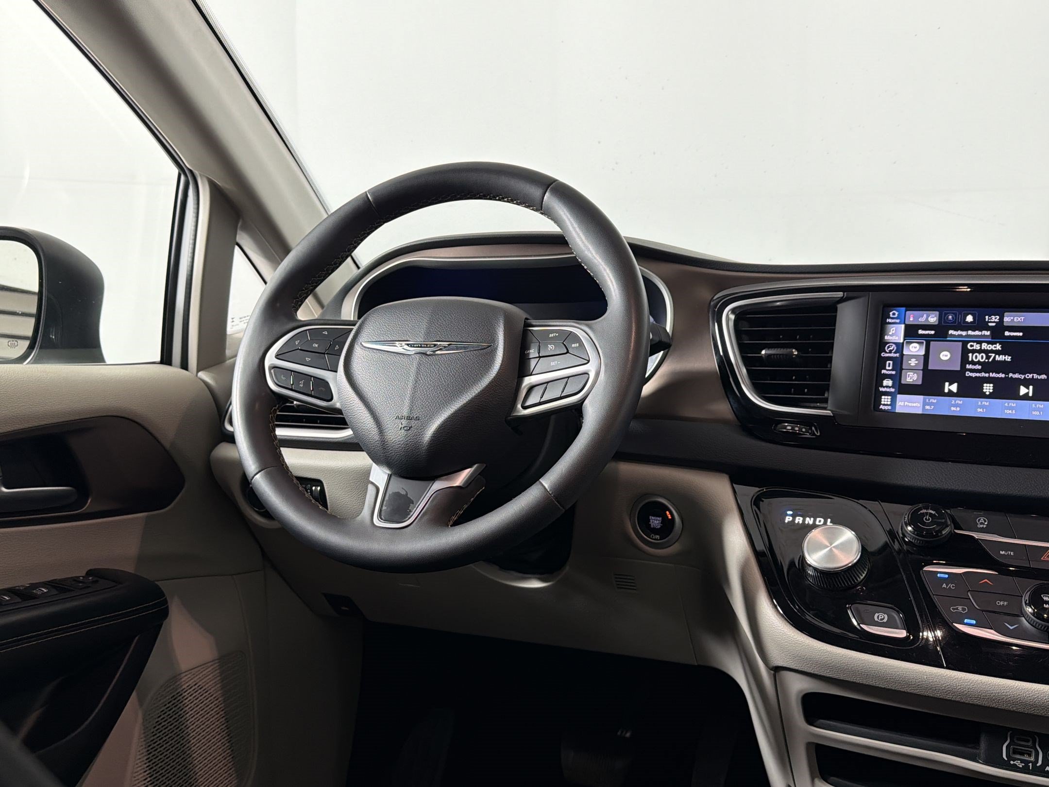 Used 2023 Chrysler Voyager LX FWD image 26