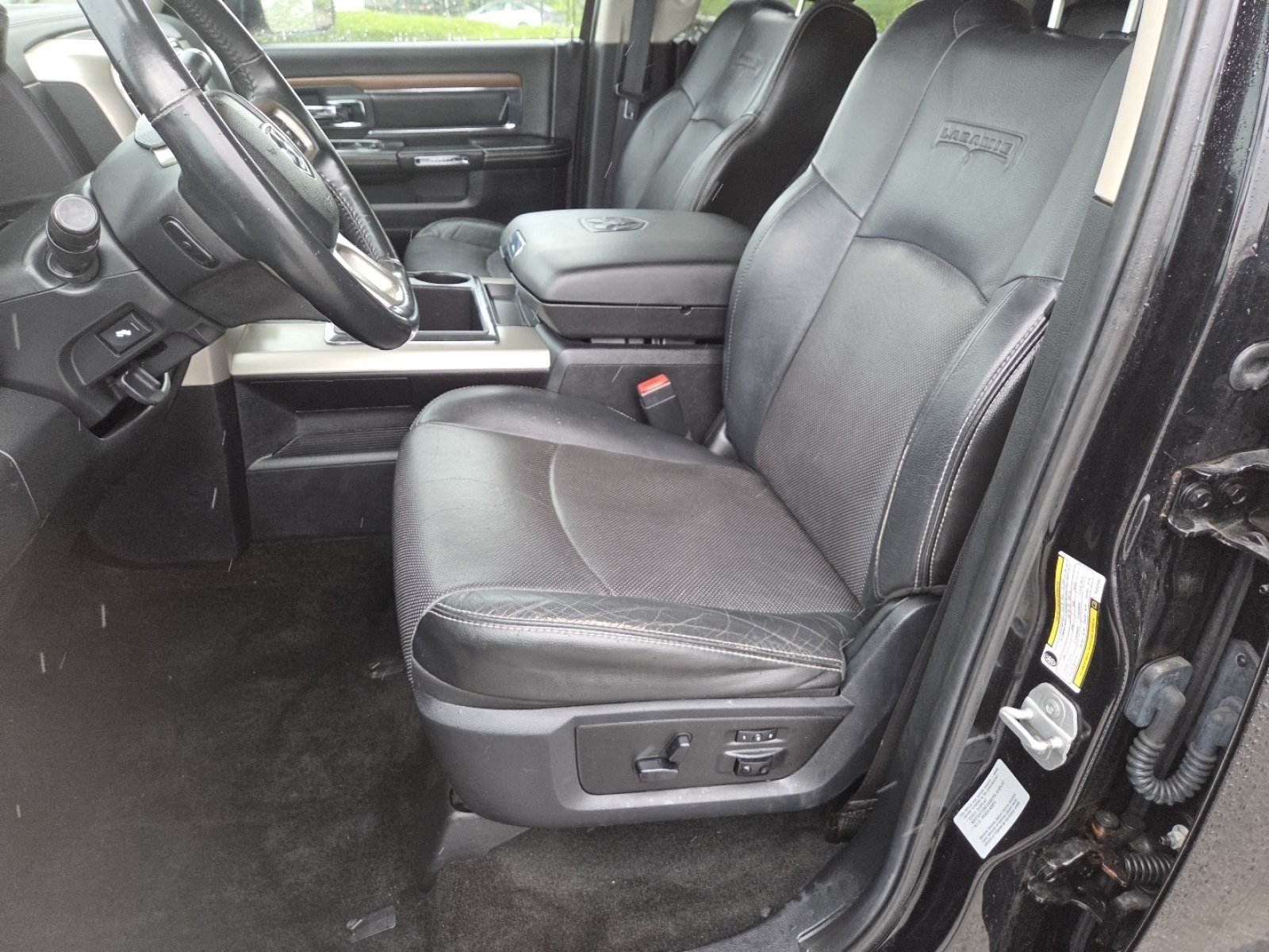 Used 2015 RAM 2500 Laramie w/ Black Appearance Group AWD/4WD image 25