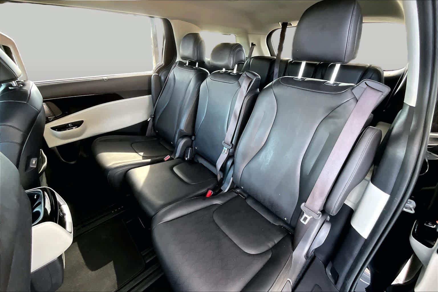 Used 2024 Kia Carnival EX FWD image 21