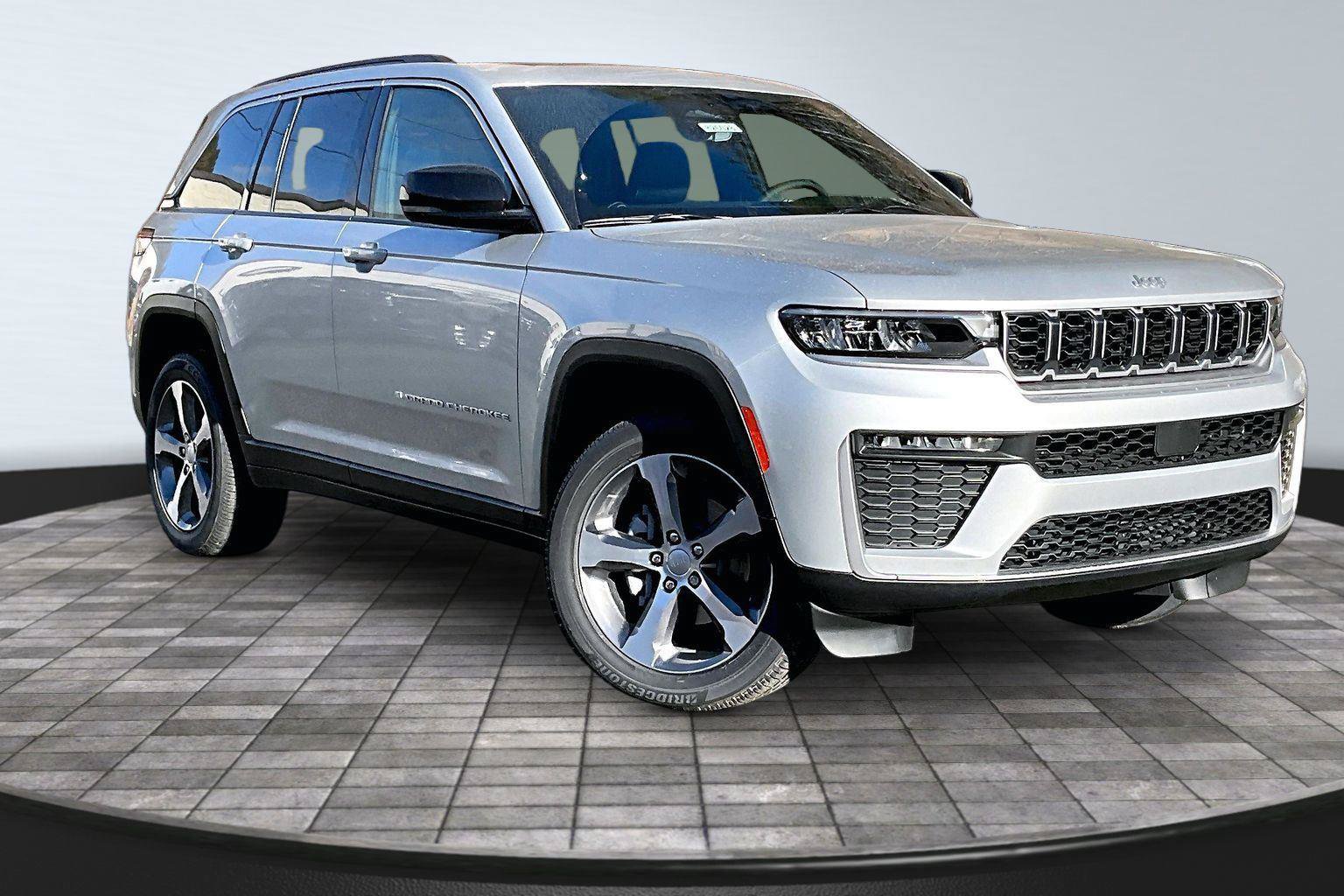 New 2026 Jeep Grand Cherokee Limited w/ Trailer Tow Package AWD/4WD image 1