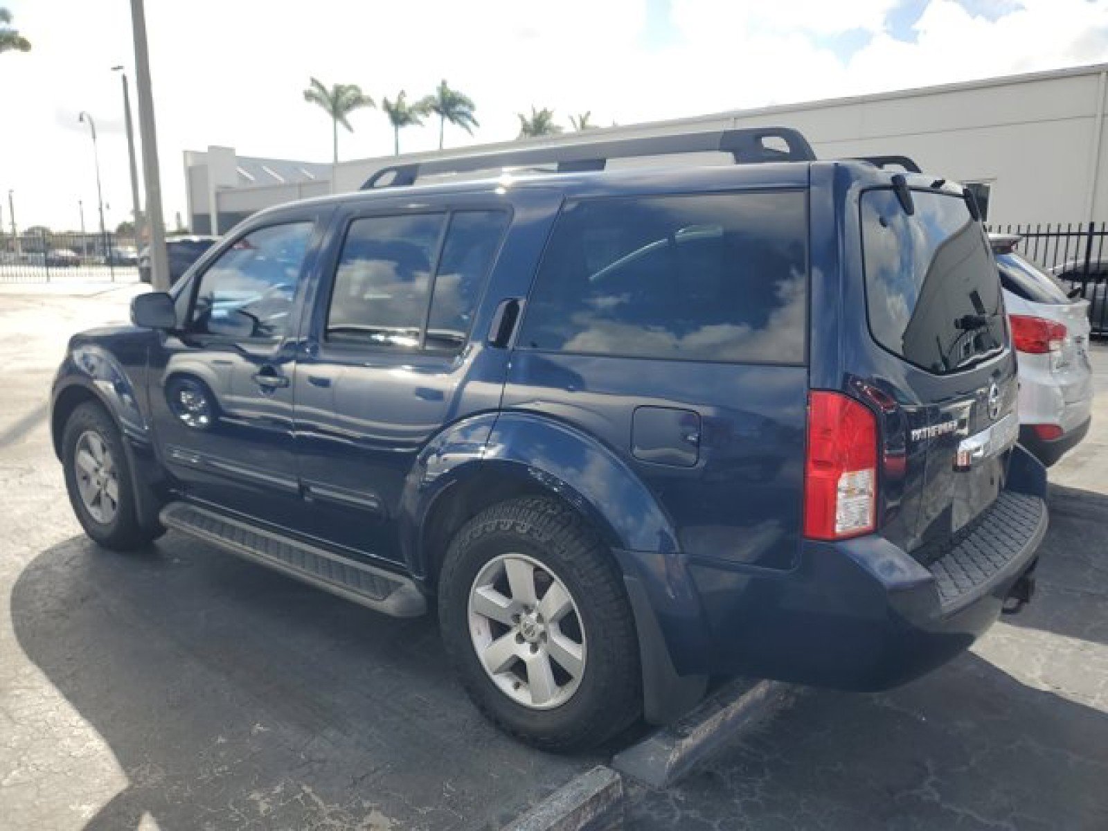 Used 2008 Nissan Pathfinder SE w/ Premium Pkg image 5