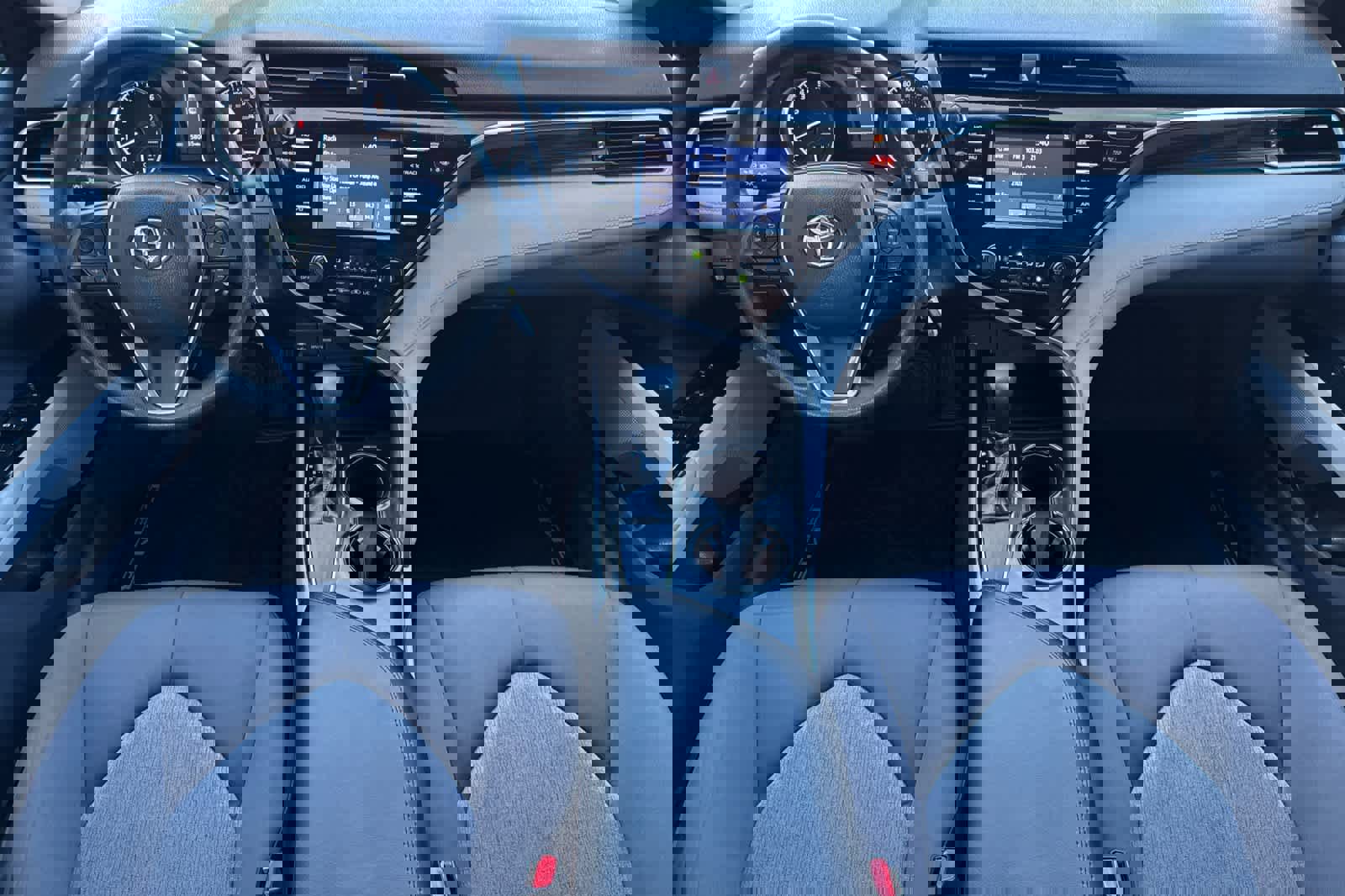 Used 2018 Toyota Camry LE image 3