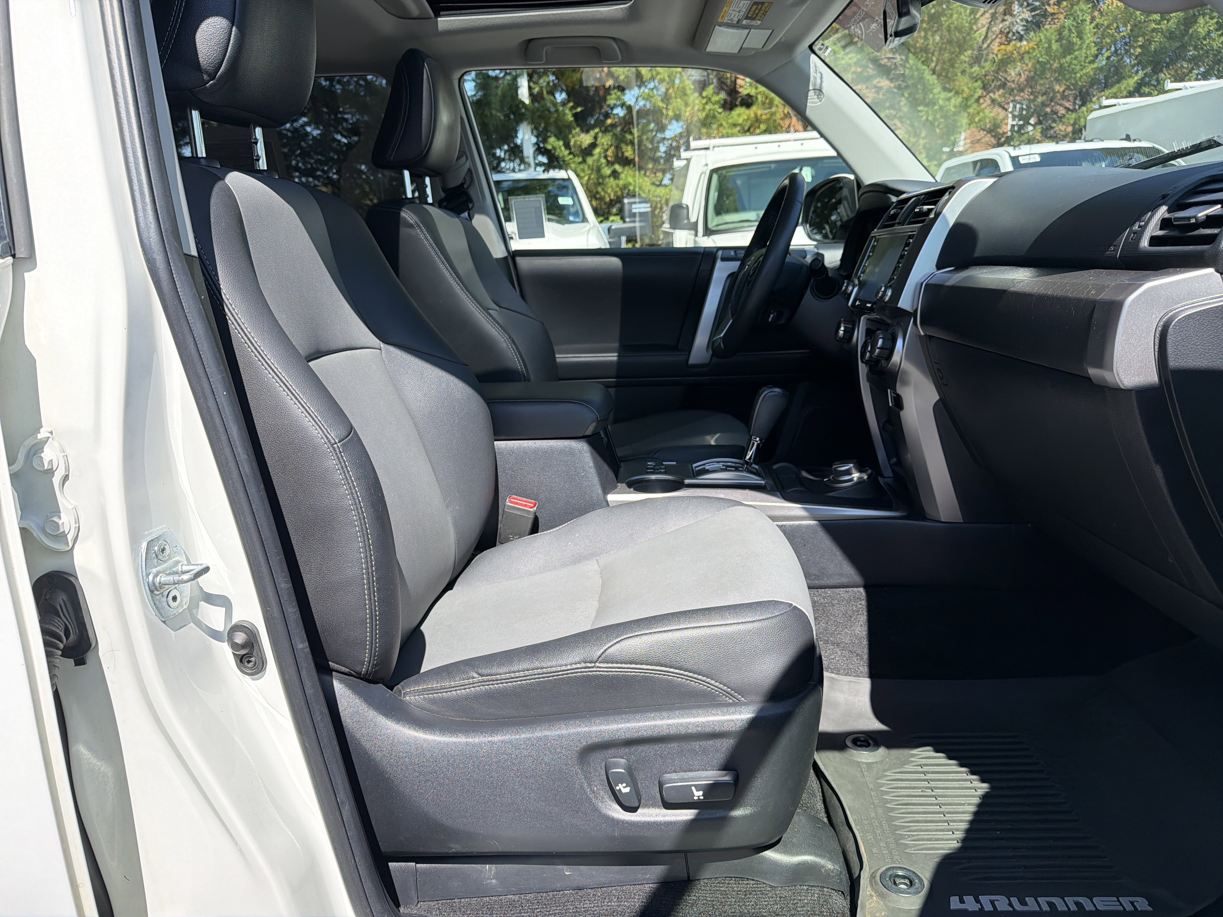 Used 2020 Toyota 4Runner SR5 Premium w/ Moonroof Package AWD/4WD image 33