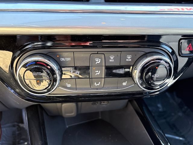 Used 2025 Chevrolet Trax LT w/ LT Convenience Package FWD image 19