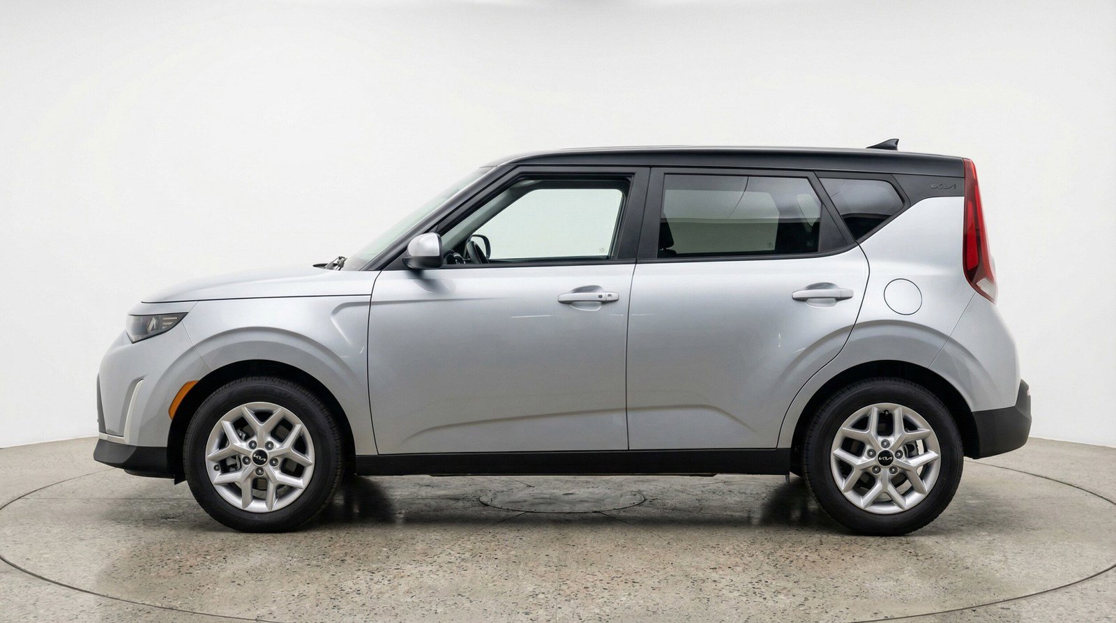Used 2025 Kia Soul LX w/ LX Technology Package FWD image 4