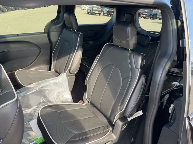 New 2026 Chrysler Pacifica Limited w/ S Appearance Package image 11