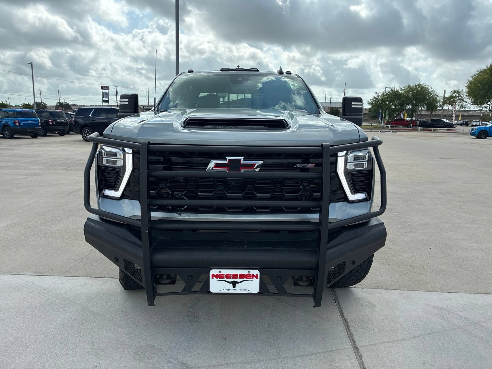 Used 2024 Chevrolet Silverado 2500 ZR2 w/ Technology Package AWD/4WD image 2