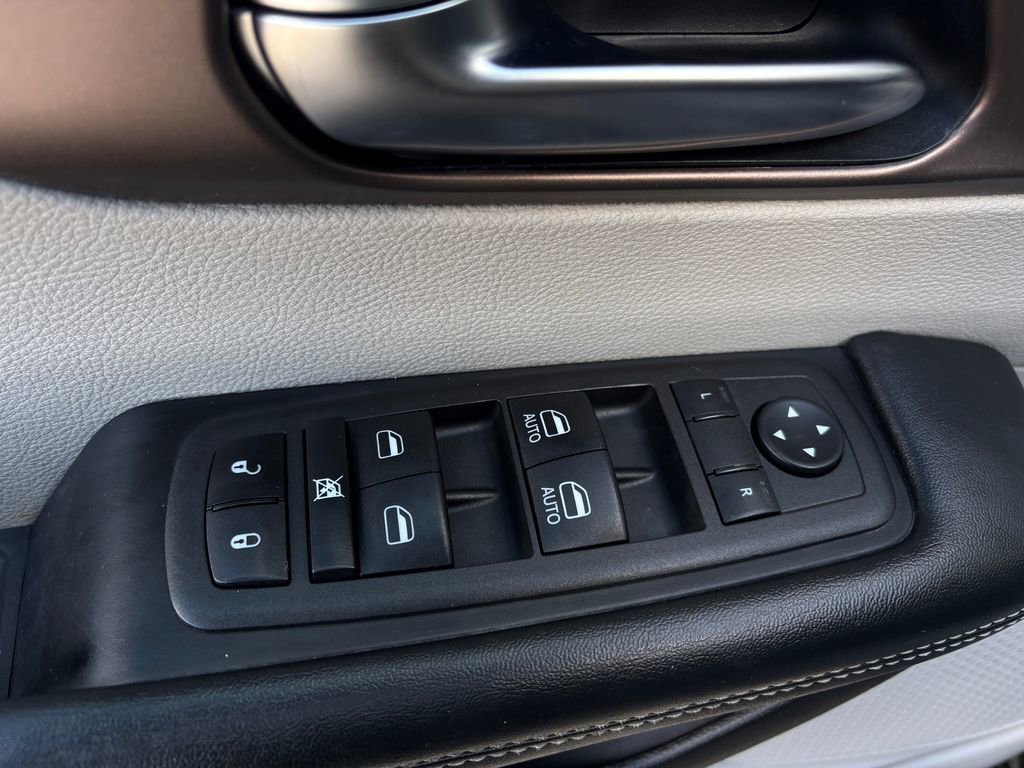 Used 2022 Chrysler Voyager LX image 12