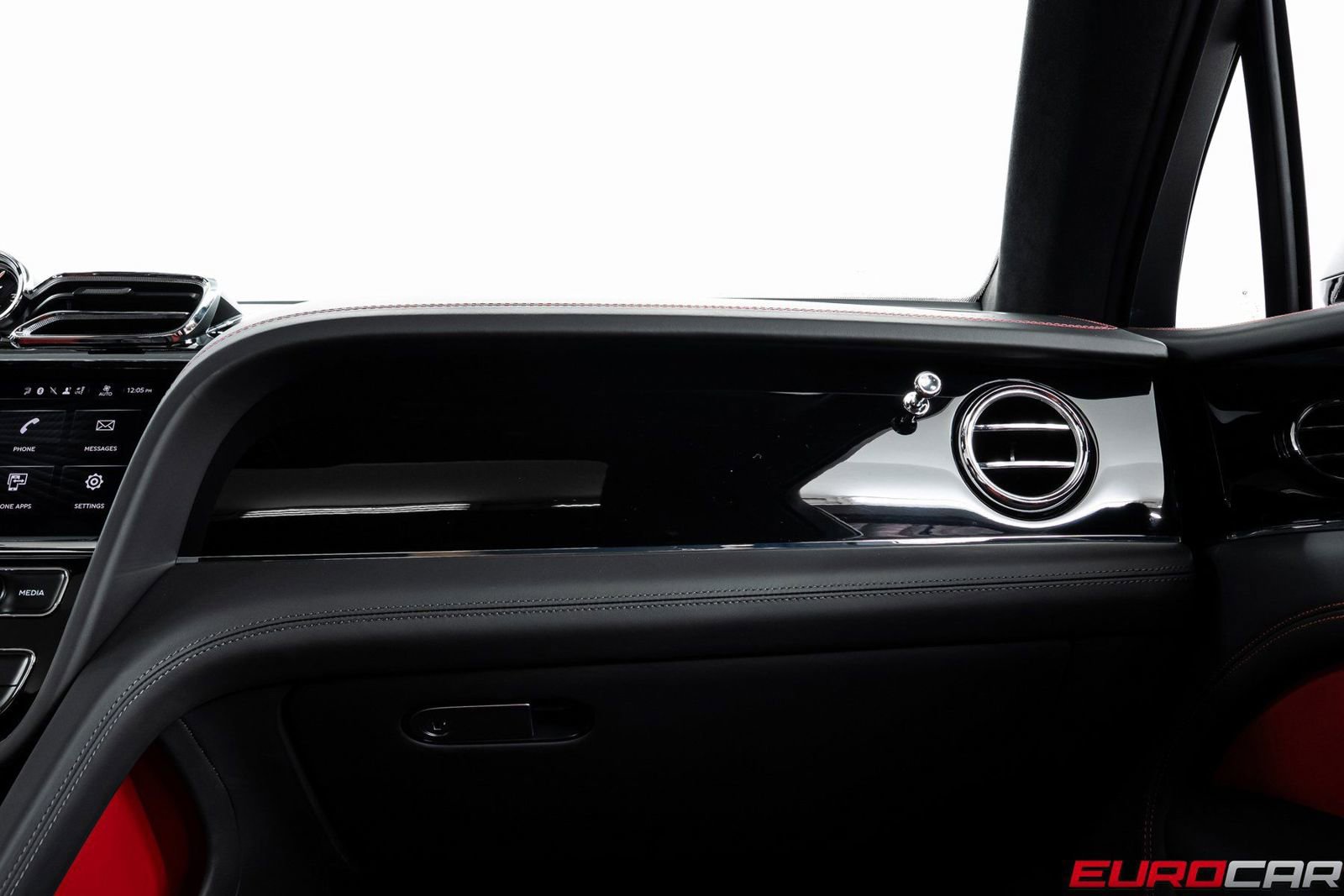 Used 2024 Bentley Bentayga image 30