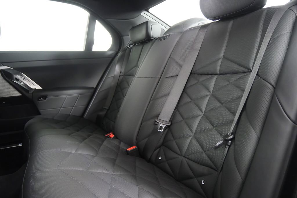 Used 2025 BMW 740i w/ Premium Package RWD image 16