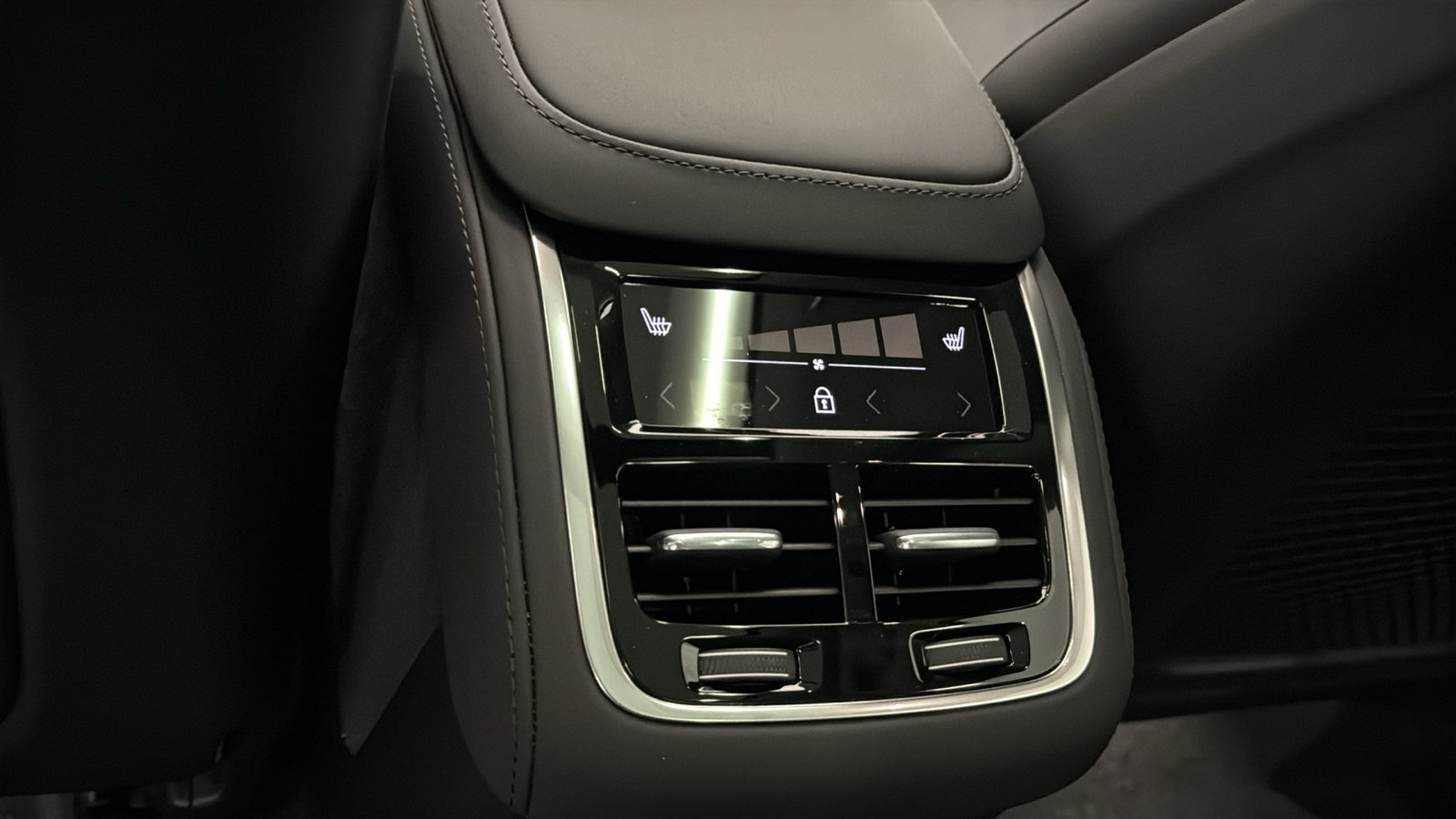 New 2026 Volvo XC90 B5 Core AWD/4WD image 28