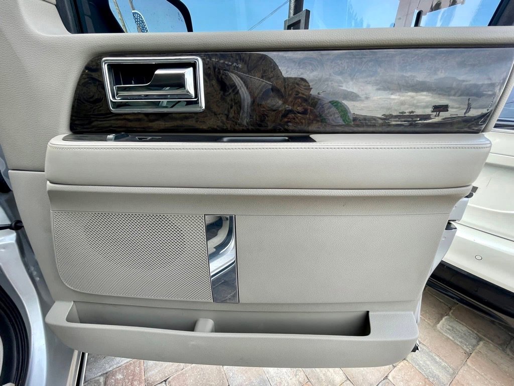 Used 2015 Lincoln Navigator 2WD image 47