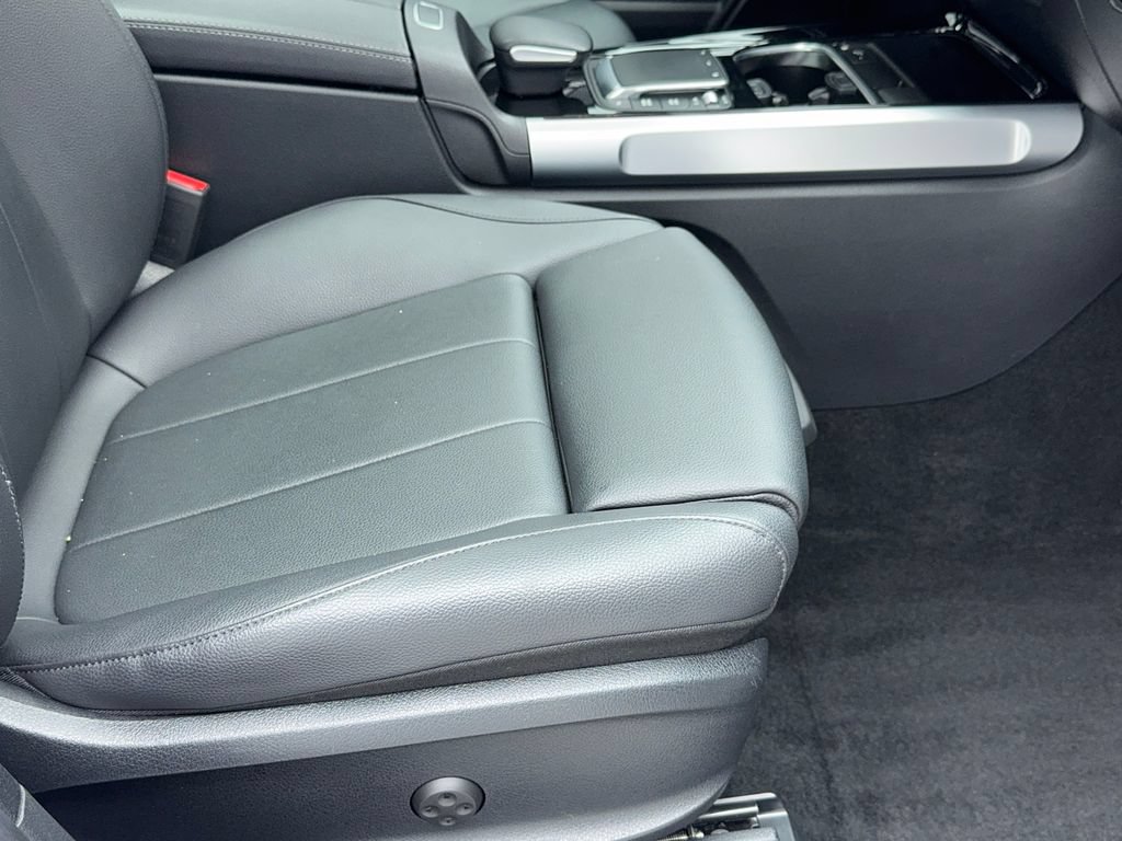 Used 2023 Mercedes-Benz GLB 250 4MATIC w/ Premium Package image 49