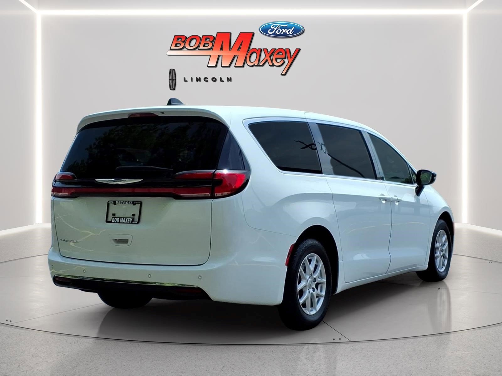 Used 2024 Chrysler Pacifica Touring-L FWD image 4