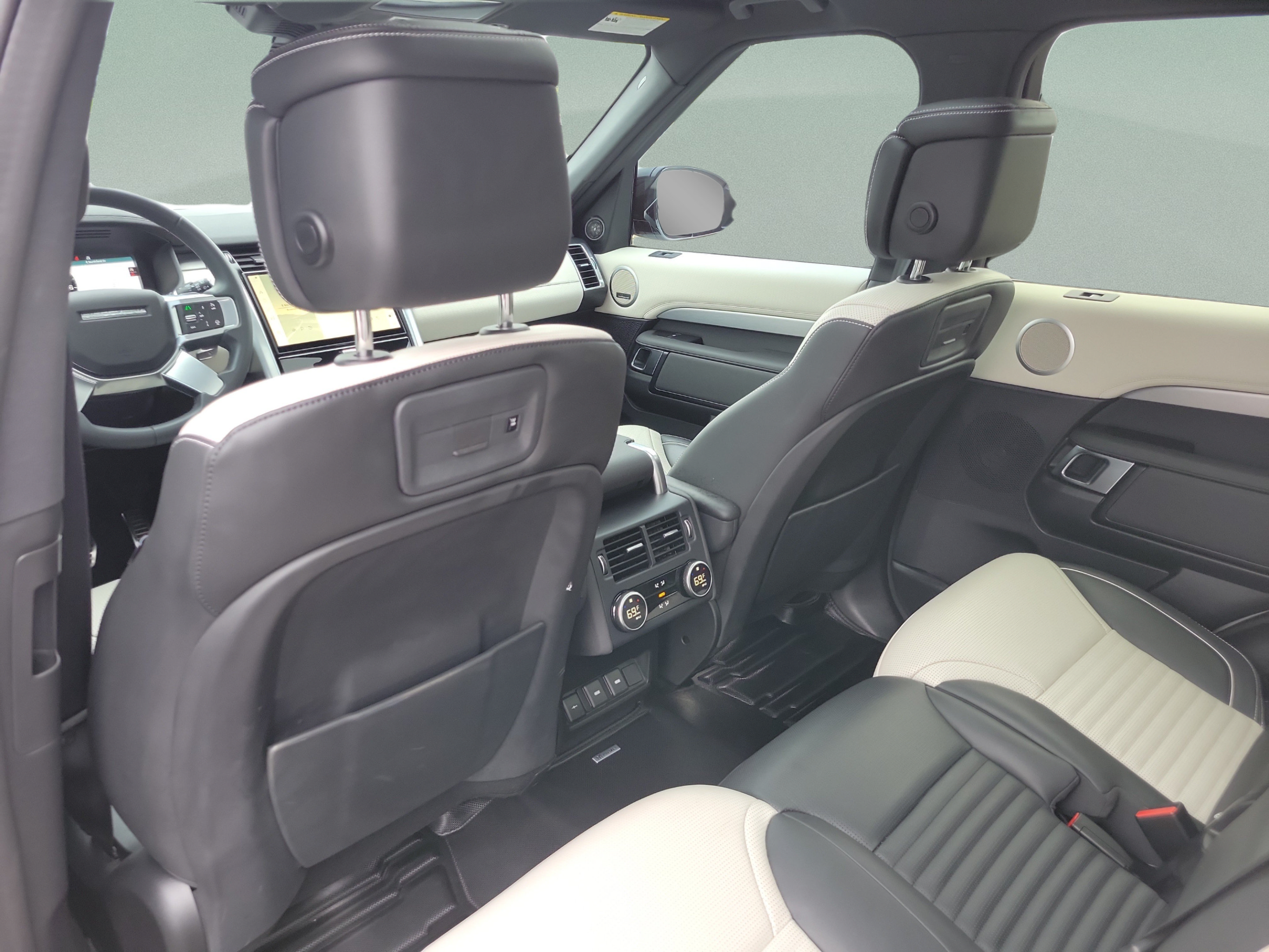 Used 2024 Land Rover Discovery Dynamic SE AWD/4WD image 11
