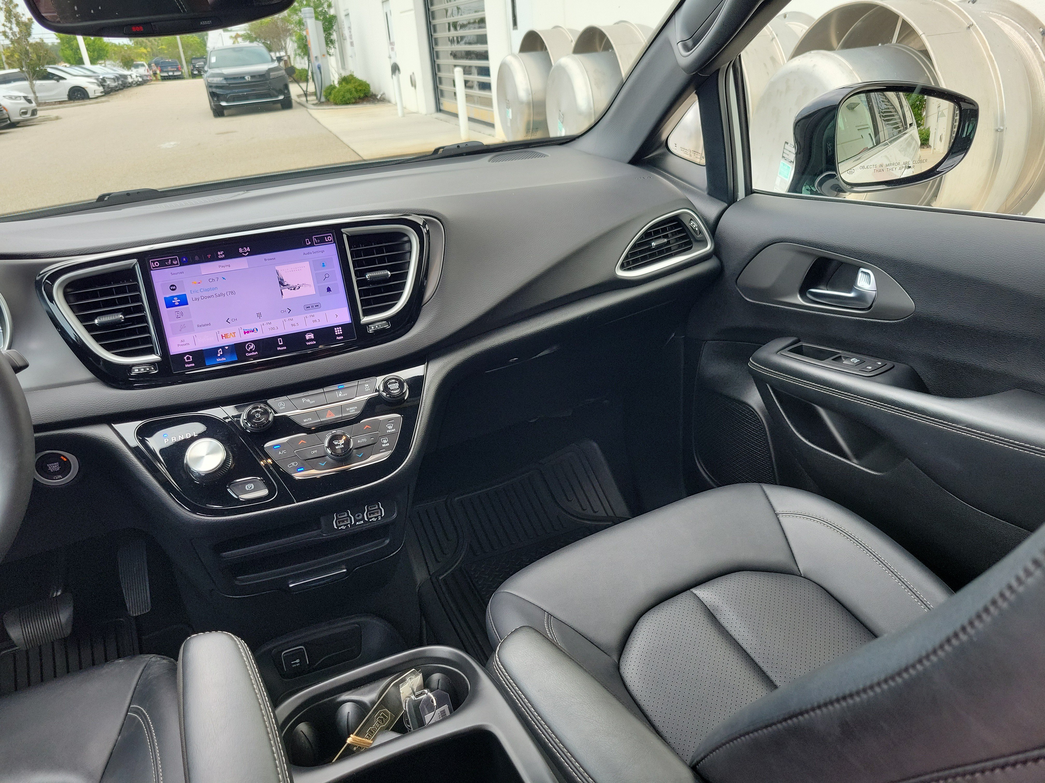 Used 2025 Chrysler Pacifica Select FWD image 16