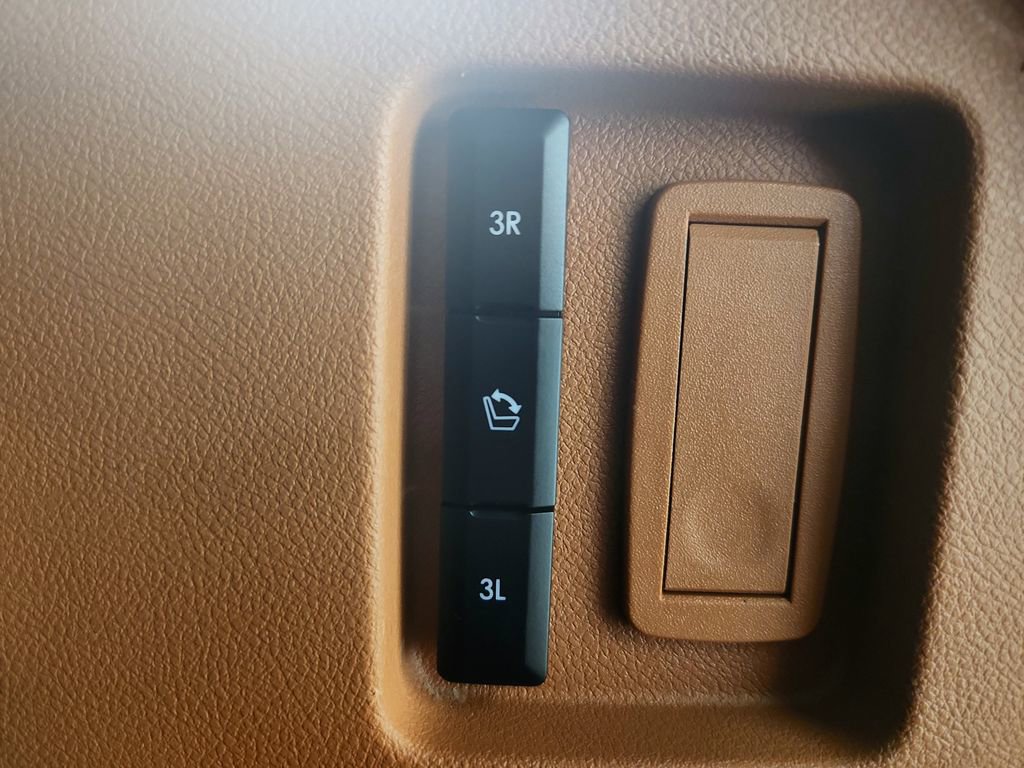 Used 2020 Lincoln Aviator Black Label Grand Touring w/ Class IV Trailer Tow Package image 42