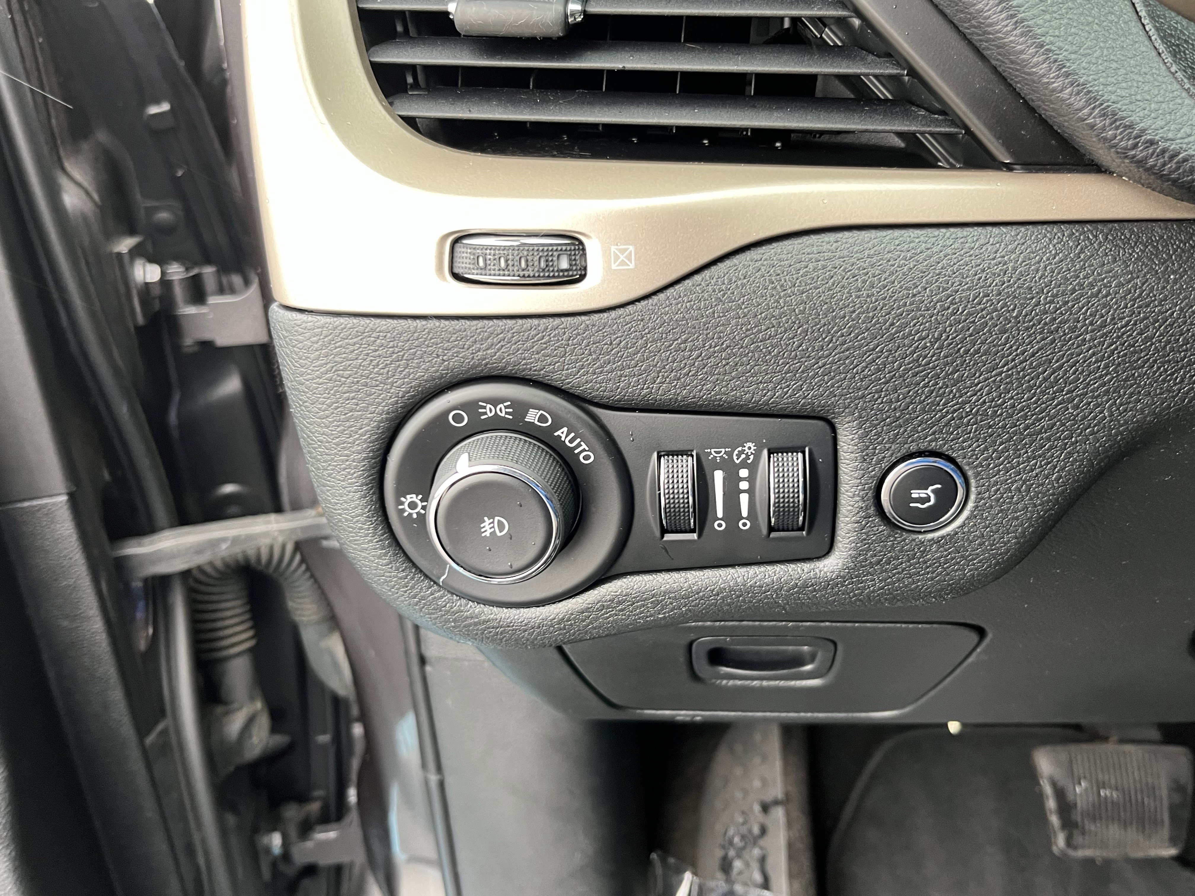 Used 2015 Jeep Cherokee Latitude w/ Comfort/Convenience Group image 25