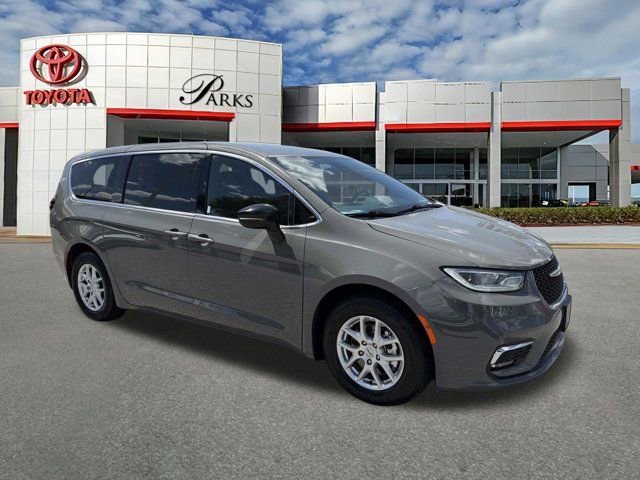 Used 2025 Chrysler Pacifica Select