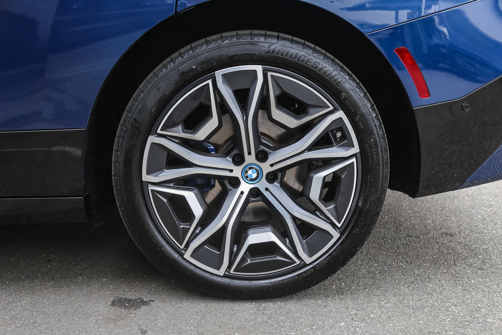 Used 2025 BMW iX xDrive50 w/ Premium Package image 8