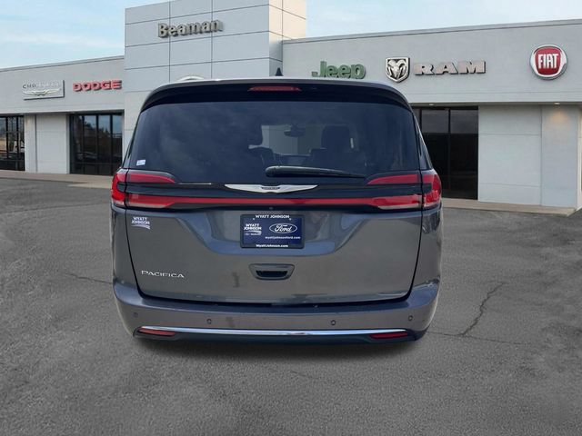 Used 2023 Chrysler Pacifica Touring-L FWD image 4